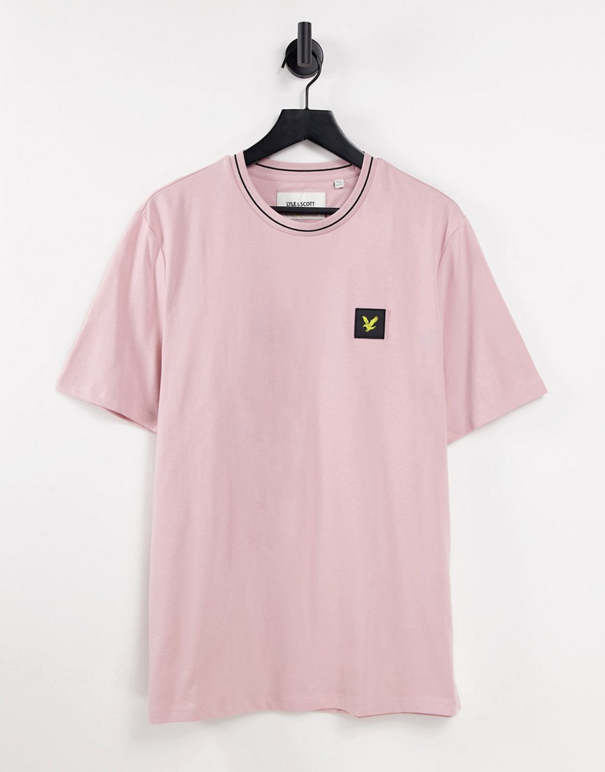 Lyle & Scott – Casuals – T-Shirt mit kleinem Logoaufnäher in Rosa günstig online kaufen