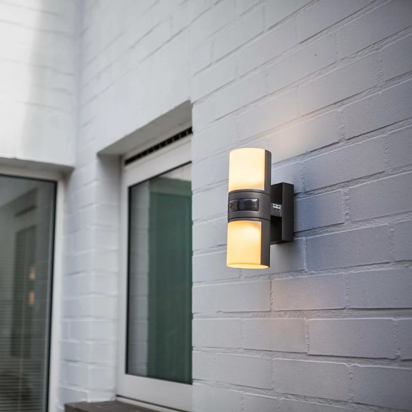 LED-Außenwandleuchte Cyra, zweiflammig, Sensor günstig online kaufen