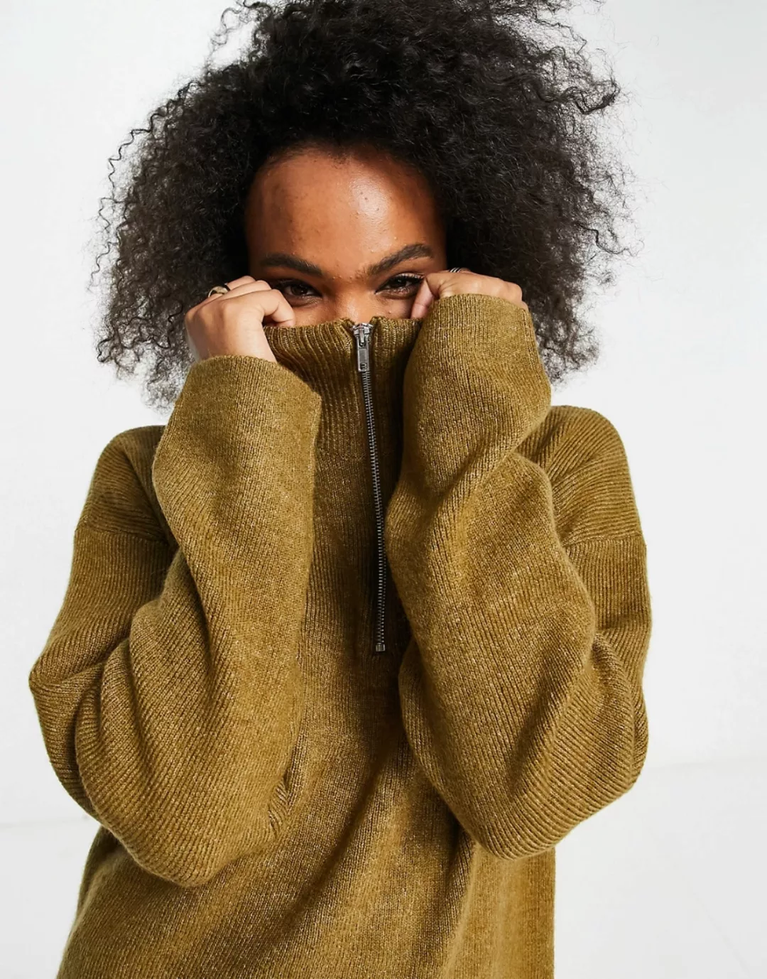 Monki – Arwen – Oversize-Lounge-Strickpullover in Camel mit Stehkragen mit günstig online kaufen