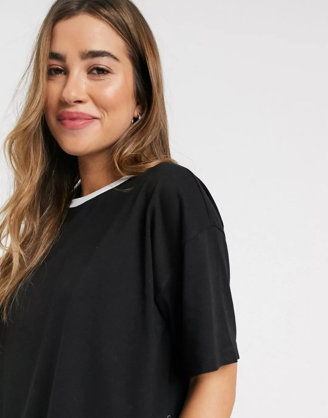 ASOS DESIGN – Lässiges T-Shirt mit Kontraststreifen am Ausschnitt, in Schwa günstig online kaufen