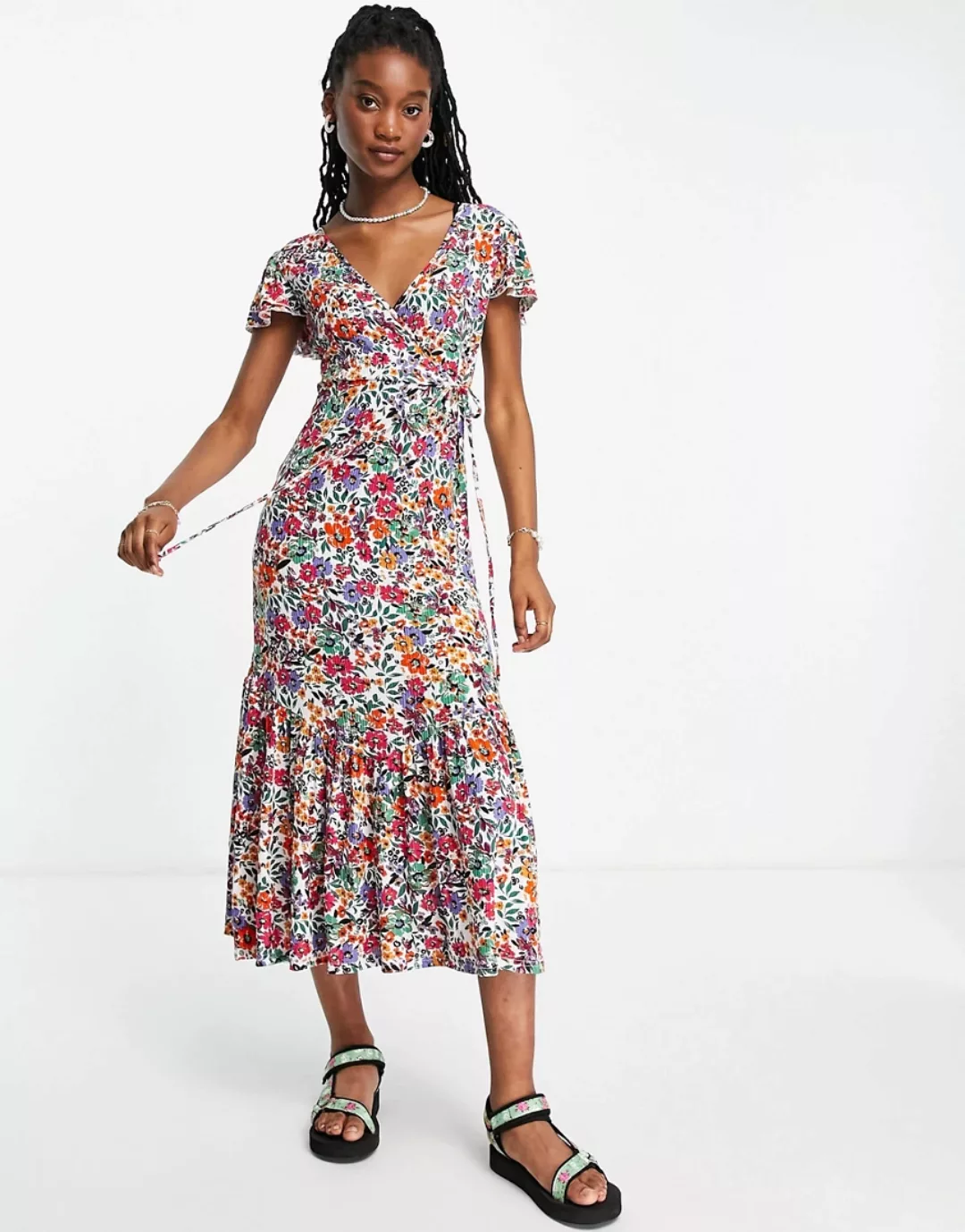 QED London – Midaxi-Wickelkleid mit Flatterärmeln und buntem Blumenmuster-M günstig online kaufen