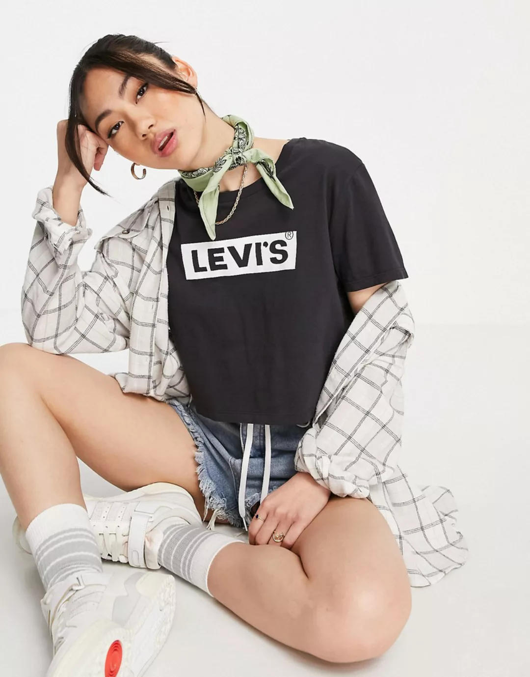 Levi's – Kurz geschnittenes T-Shirt in Schwarz günstig online kaufen