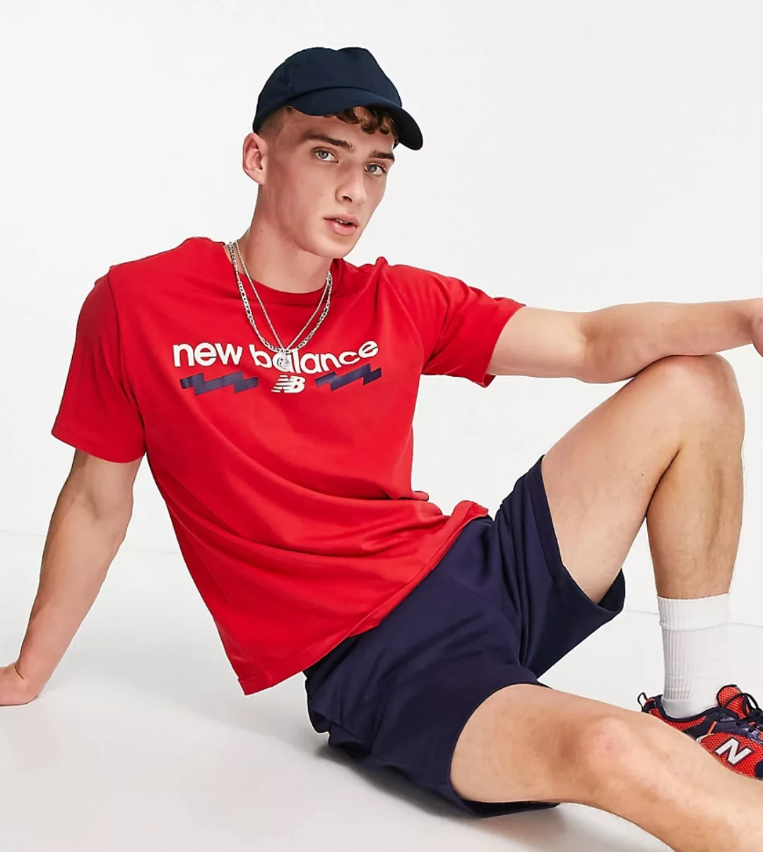 New Balance – College-T-Shirt in Rot mit Logo, exklusiv bei ASOS günstig online kaufen