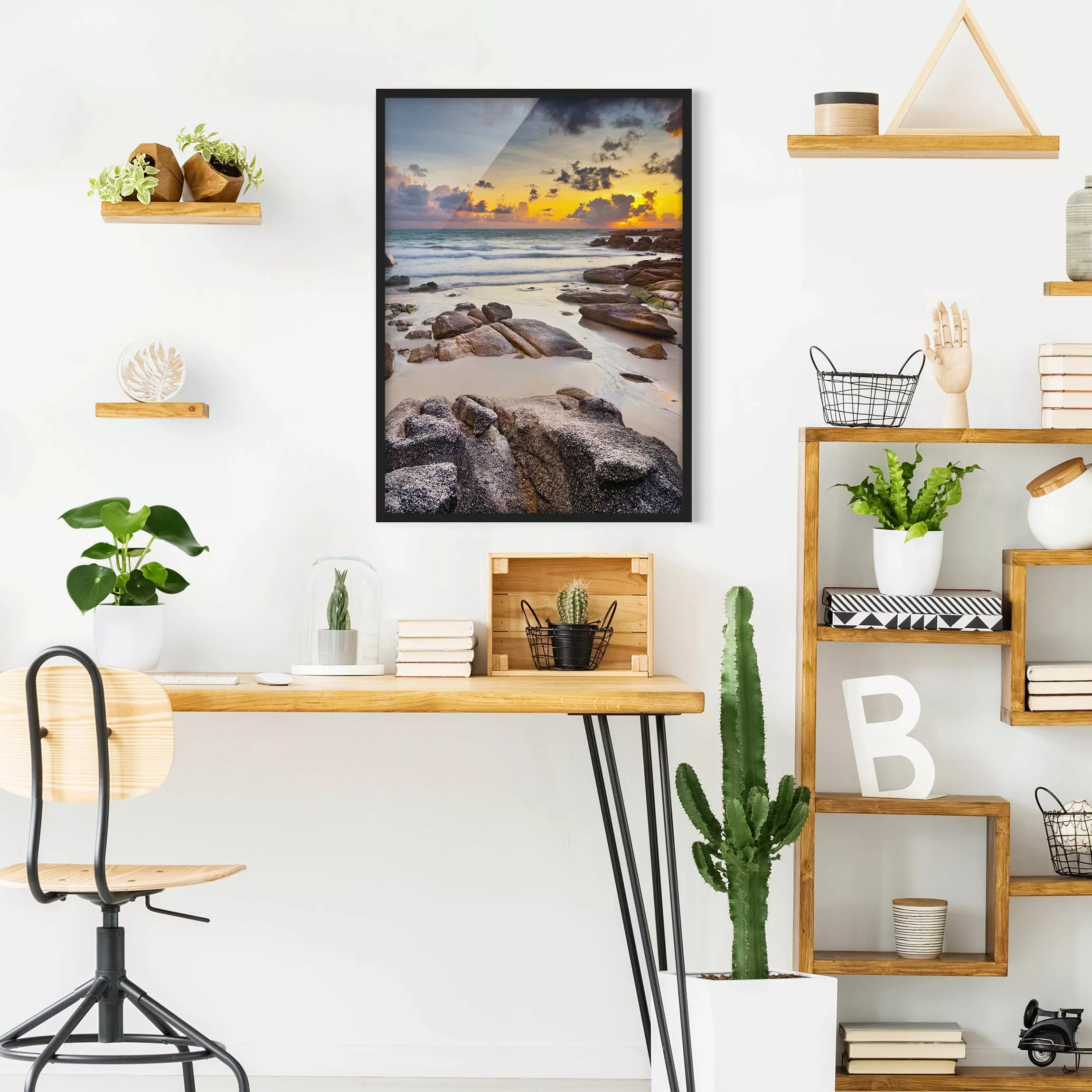 Bild mit Rahmen Strand - Hochformat Strand Sonnenaufgang in Thailand günstig online kaufen