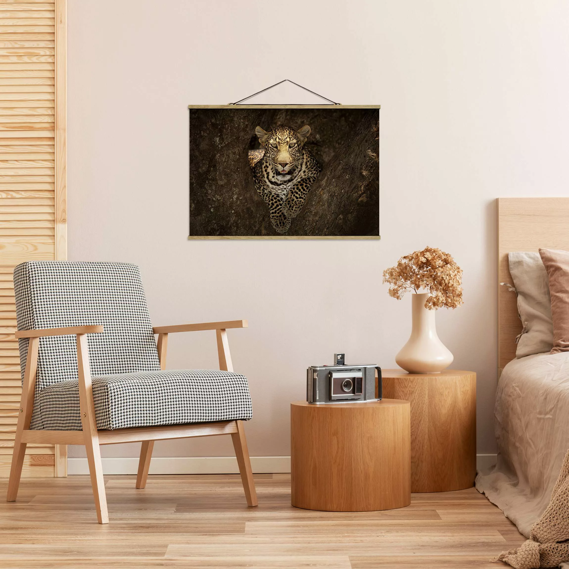 Stoffbild Tiere mit Posterleisten - Querformat Leopard ruht auf einem Baum günstig online kaufen