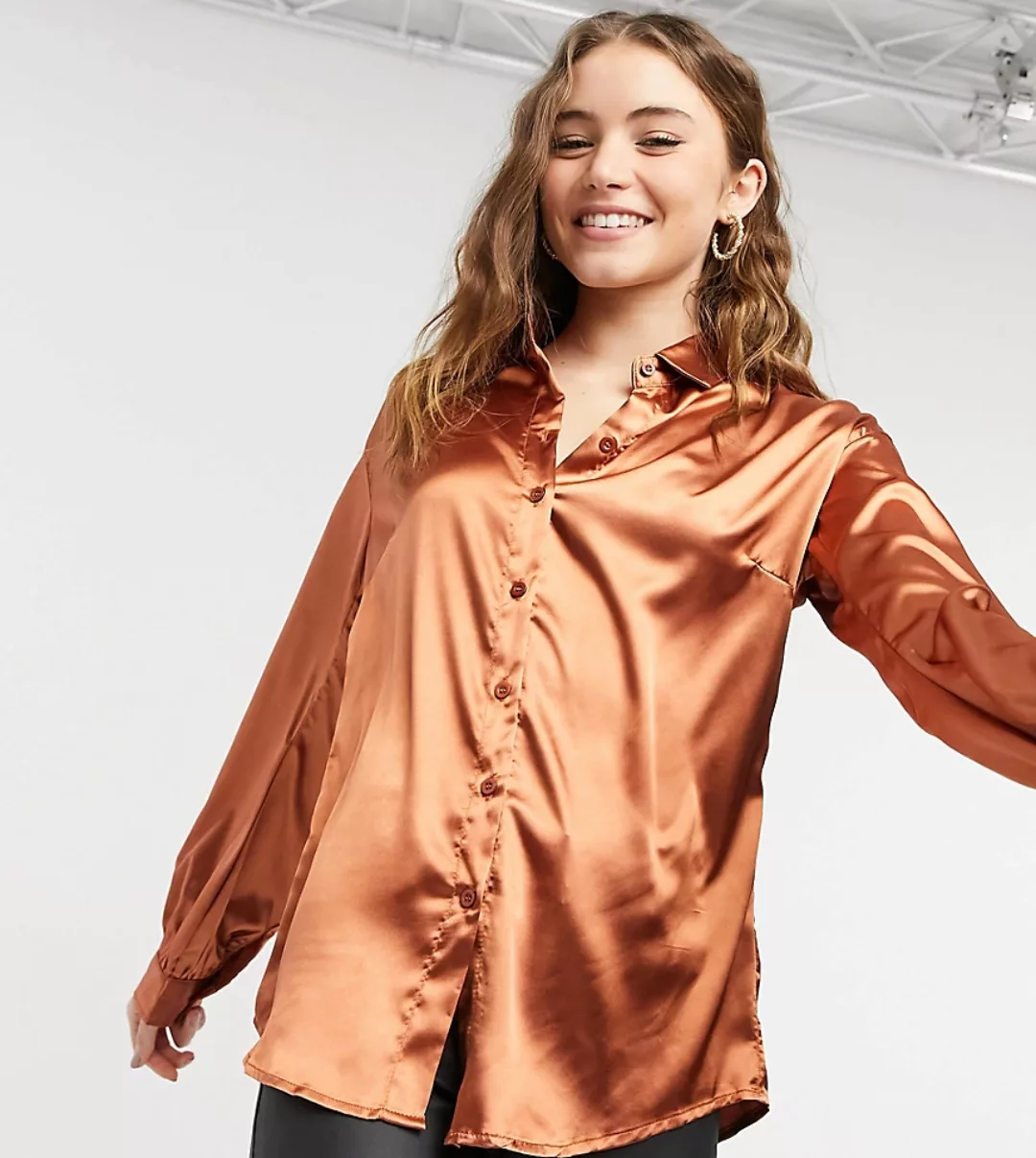 In The Style – Exklusives Oversize-Satinhemd in Rostrot-Orange günstig online kaufen