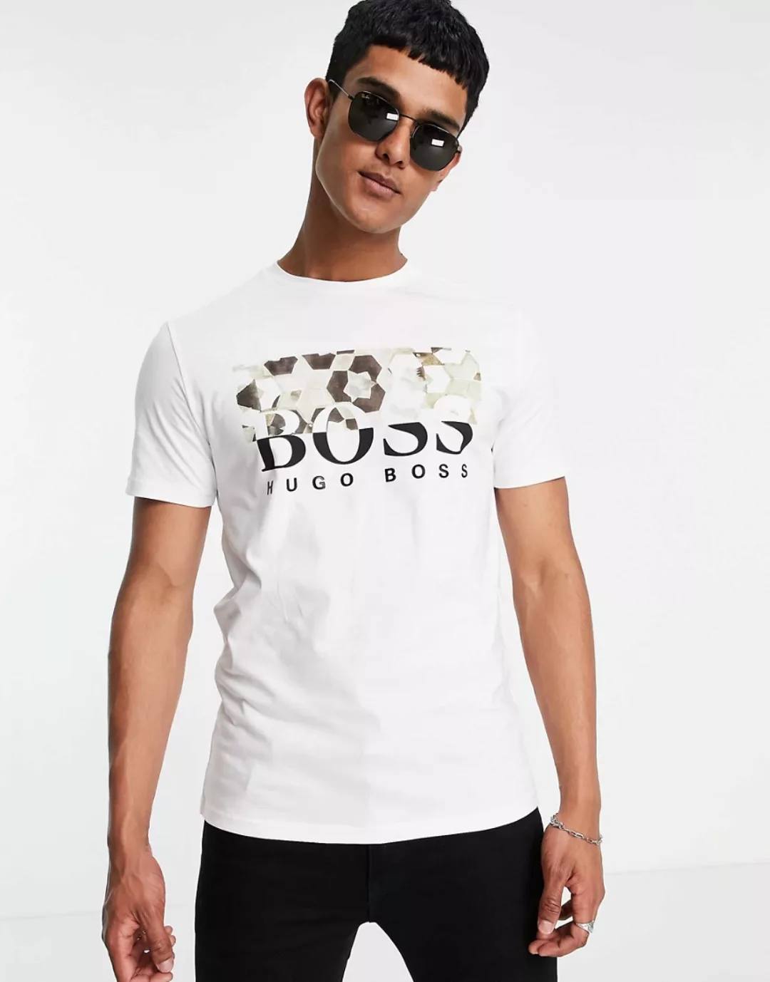BOSS – Teally – T-Shirt in Weiß mit großem Logo und Bahnenprint günstig online kaufen