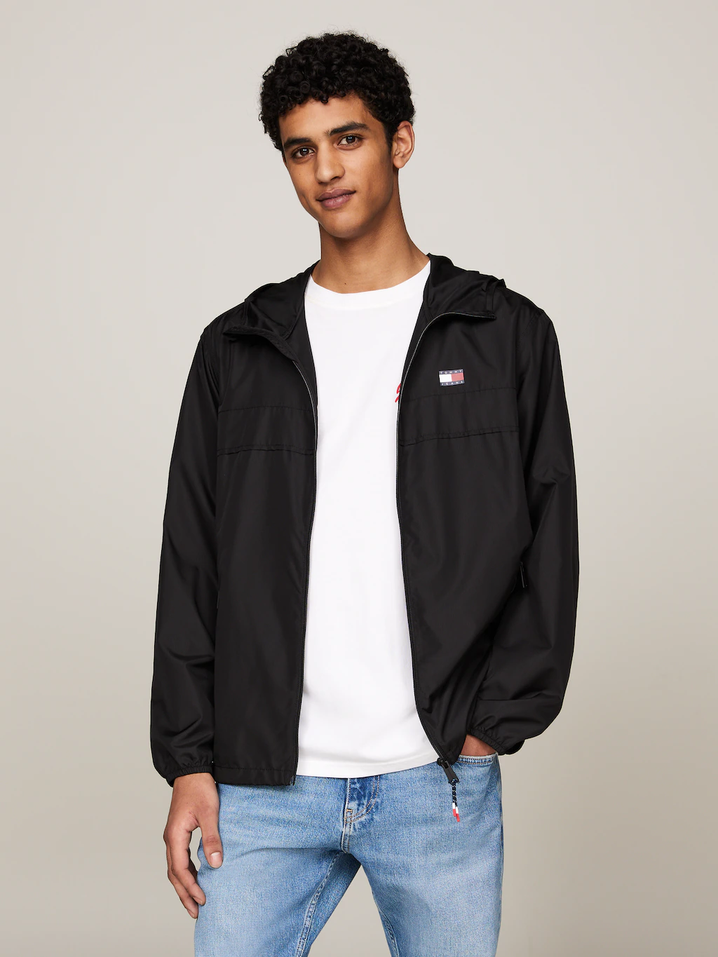 Tommy Jeans Outdoorjacke "TJM LW CHICAGO JACKET", mit Kapuze, mit Logoprägu günstig online kaufen