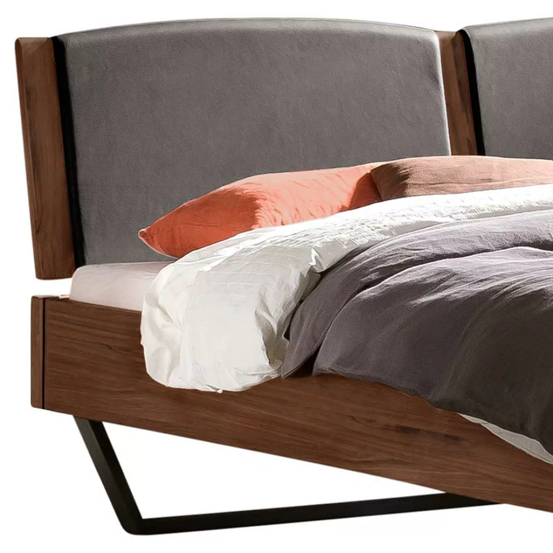 Massivholz Bett mit Kufen aus Nussbaum Massivholz Metall günstig online kaufen