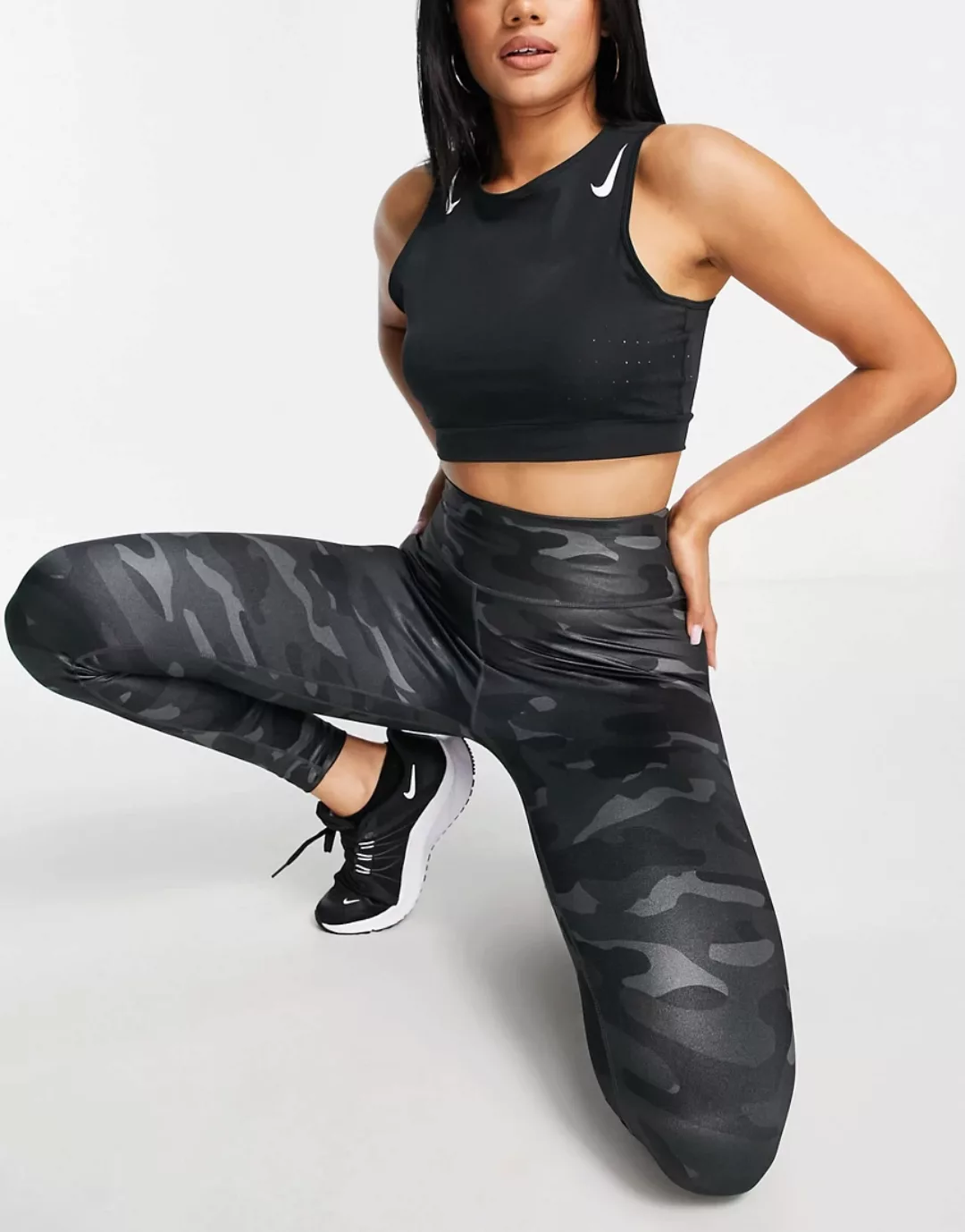 Nike Training – One Dri-Fit – Hochglänzende Leggins mit Military-Muster in günstig online kaufen