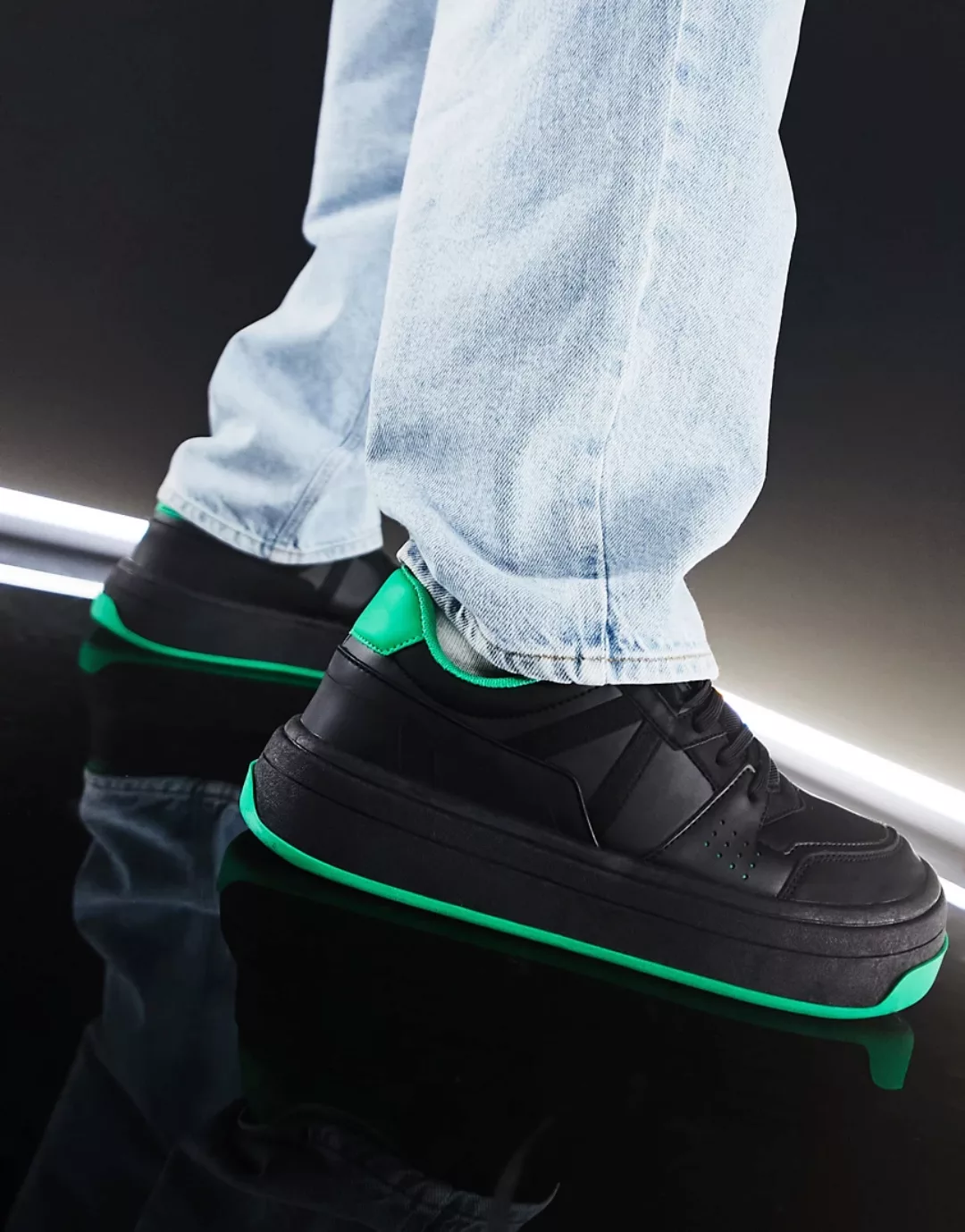 ASOS DESIGN – Sneaker zum Schnüren in Schwarz mit dicker Sohle in Grün günstig online kaufen