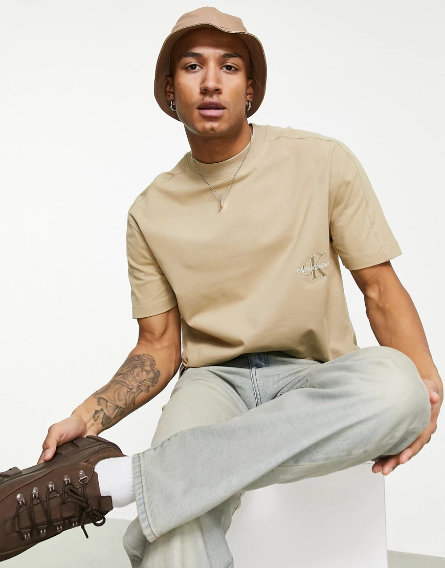 Calvin Klein Jeans – Off Placed – Oversized-T-Shirt in Stein mit Logo-Neutr günstig online kaufen