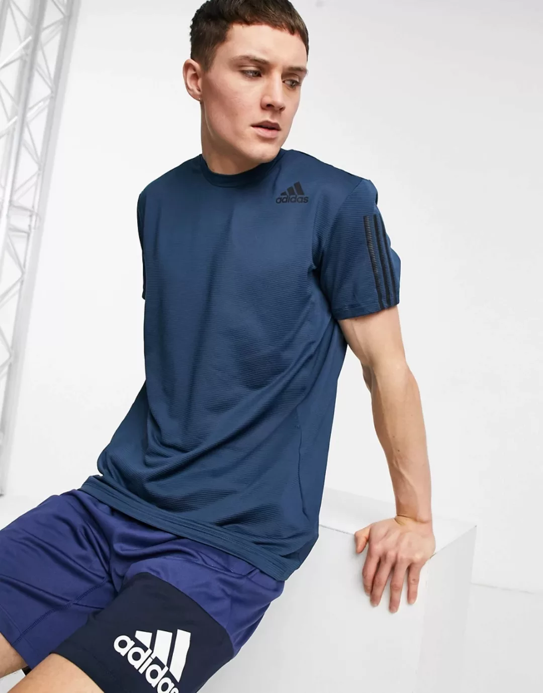 adidas Training – Aeroknit – T-Shirt in Blau mit 3 Streifen günstig online kaufen