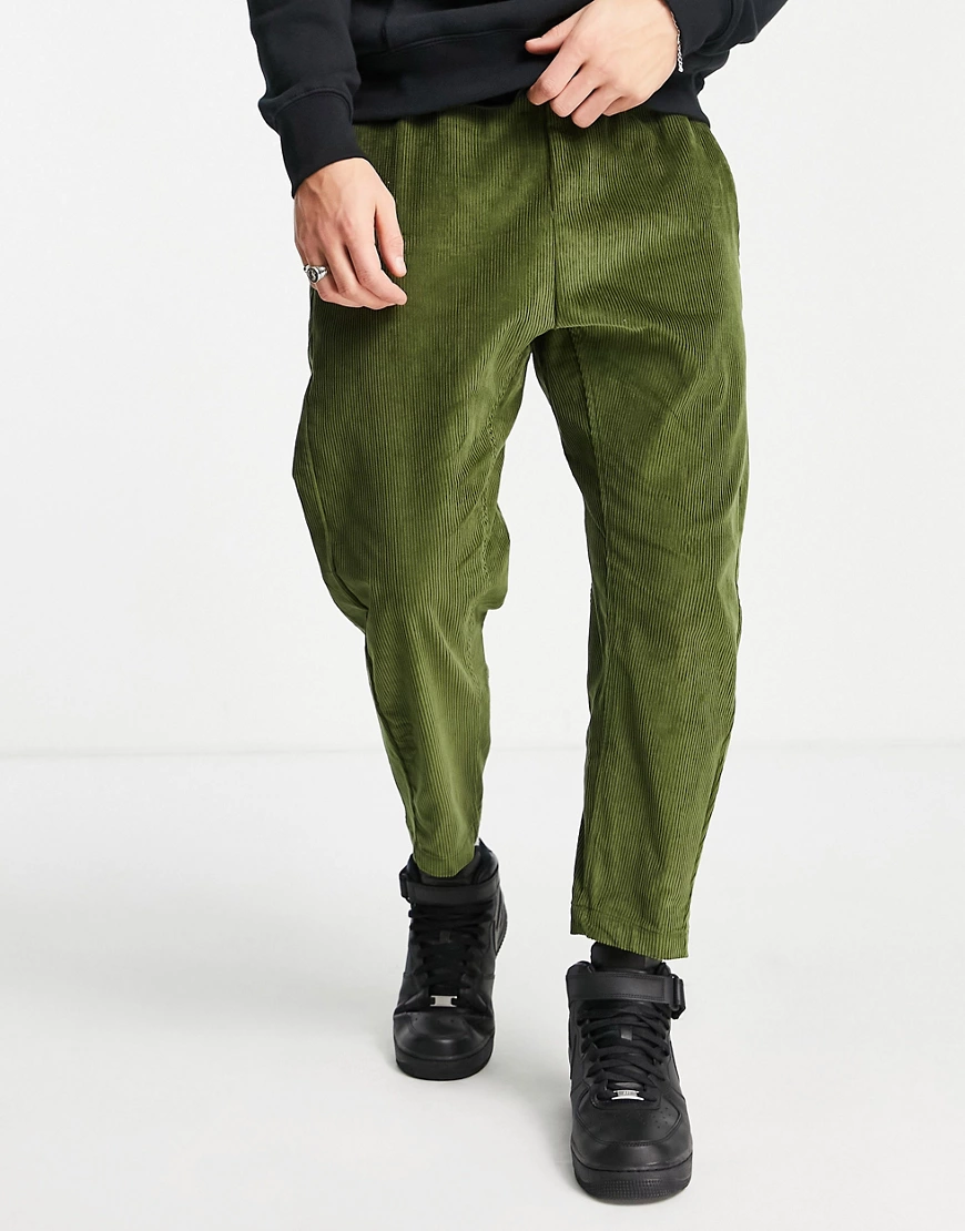 Nike – Schmal zulaufende Cordhose mit kurzem Schnitt in Khaki-Grün günstig online kaufen