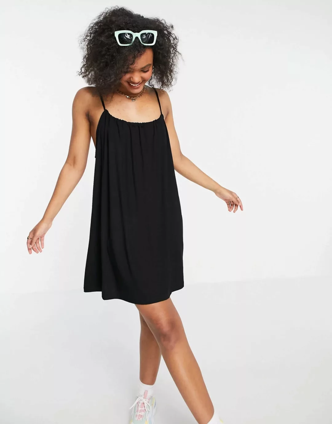 ASOS DESIGN – Kurzes Träger-Sommerkleid in Schwarz mit gerafftem Ausschnitt günstig online kaufen