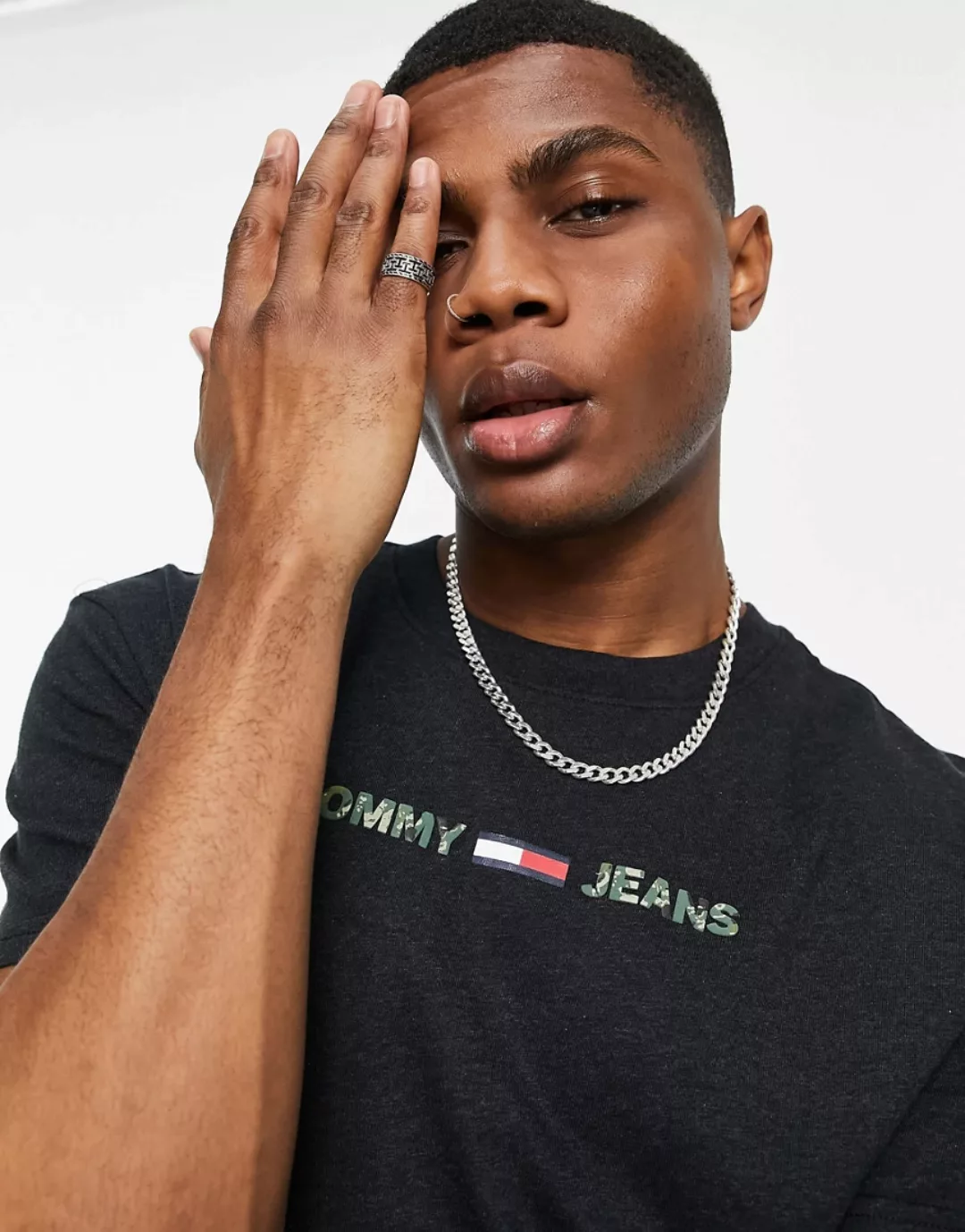 Tommy Jeans – T-Shirt in Schwarz mit linearem Logo im Military-Muster günstig online kaufen