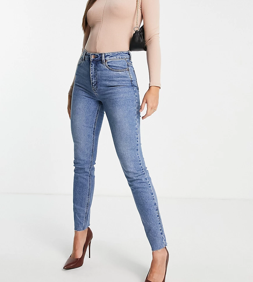 Vero Moda Tall – Brenda – Jeans mit geradem Bein in Mittelblau-Schwarz günstig online kaufen