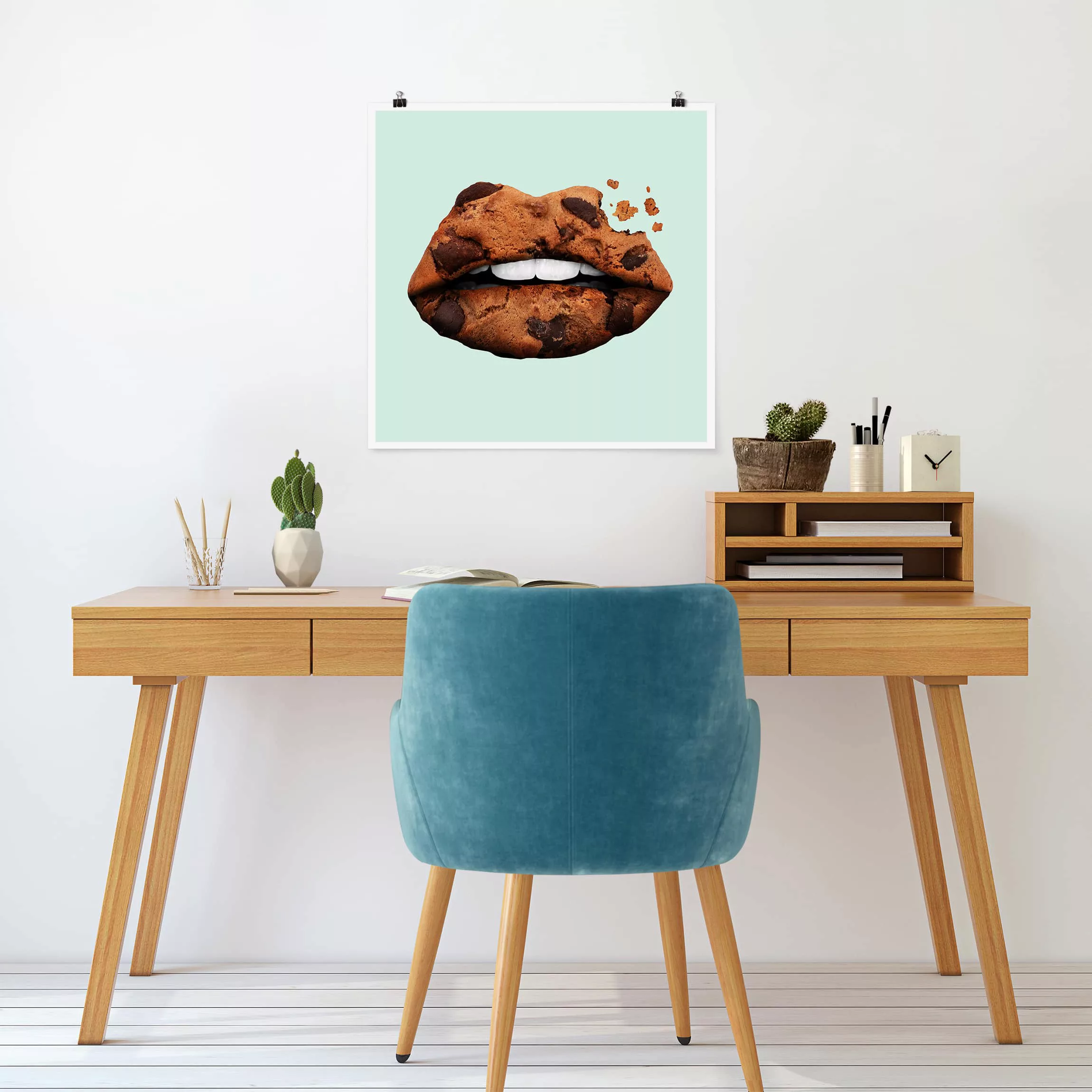 Poster Küche - Quadrat Lippen mit Keks günstig online kaufen