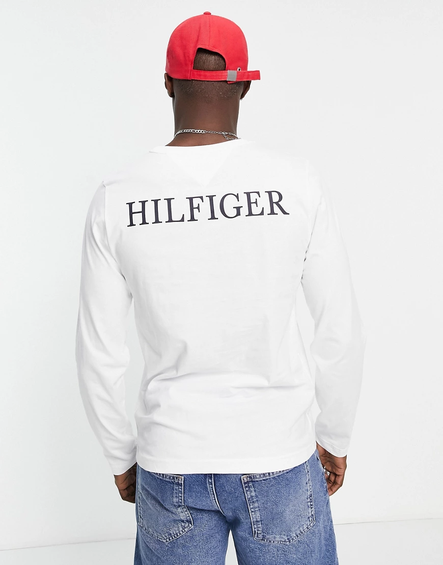 Tommy Hilfiger – Langärmliges Oberteil in Weiß mit gebogenem Flaggenlogo hi günstig online kaufen