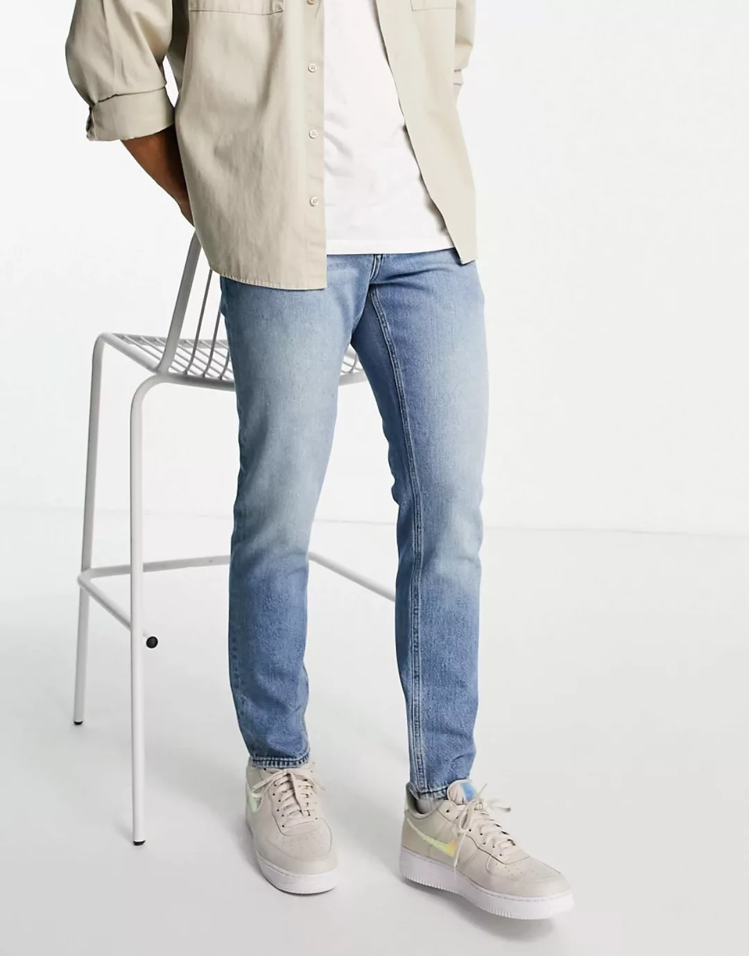ASOS DESIGN – Jeans mit schmalem Schnitt in mittelblauer Waschung mit Used- günstig online kaufen