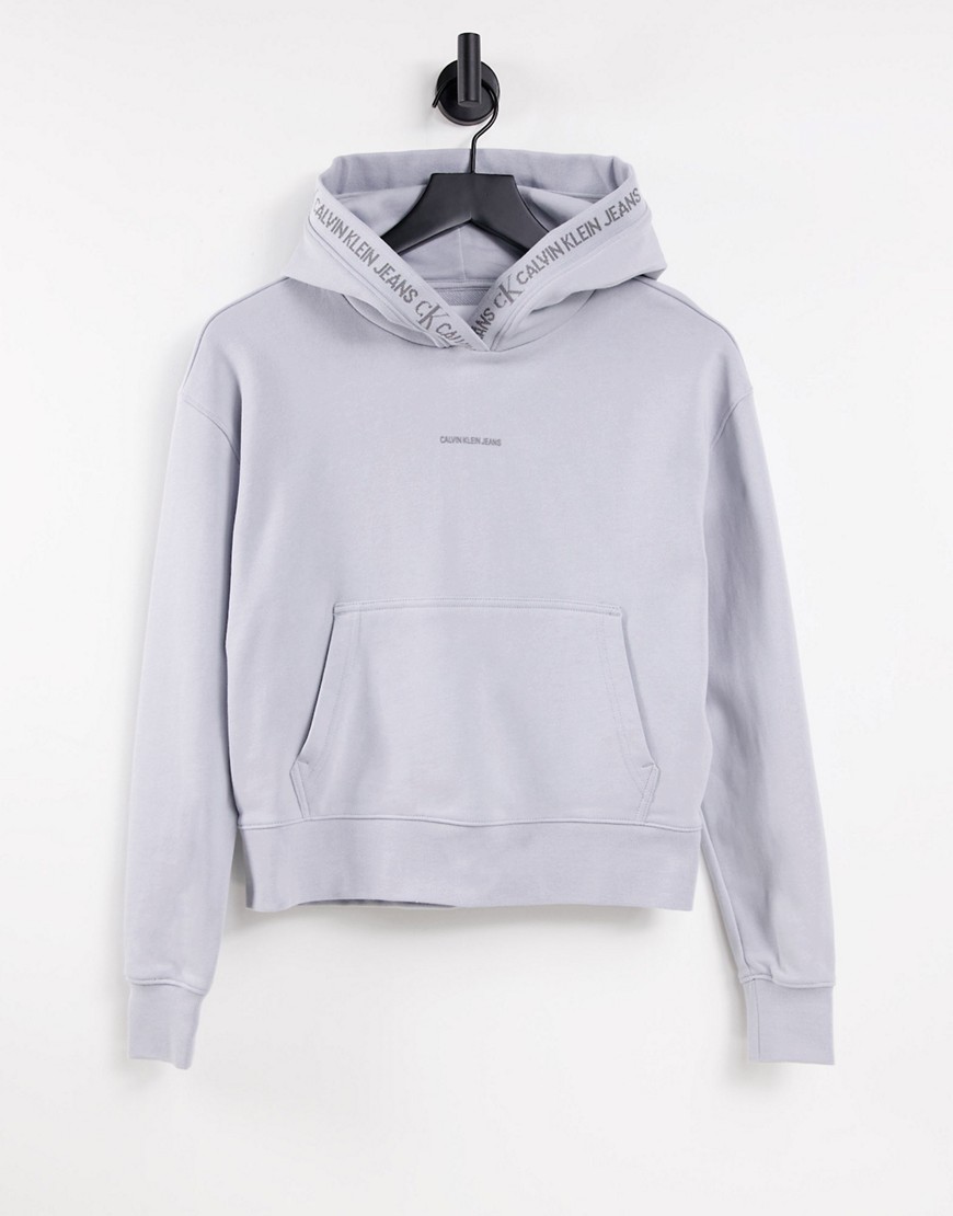 Calvin Klein Jeans – Kapuzenpullover in Grau mit Logobesatz günstig online kaufen