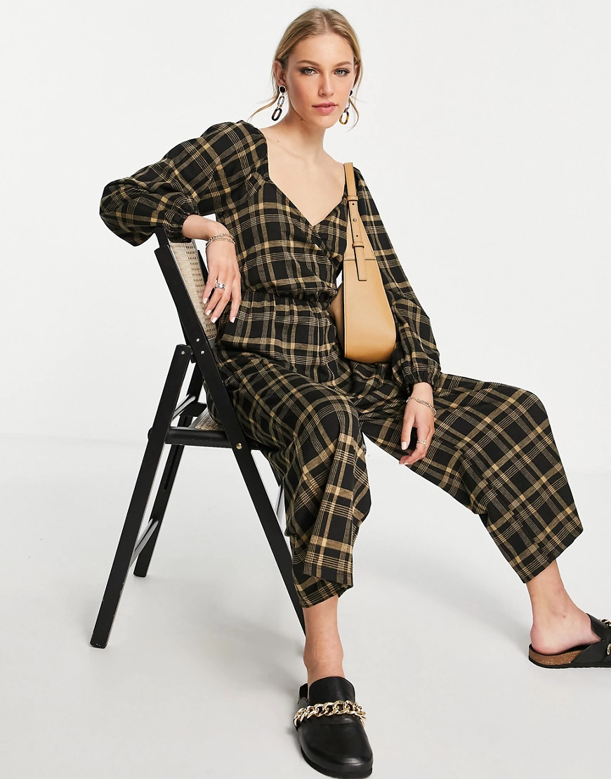 River Island – Karierter Jumpsuit in Braun mit Wickeldesign vorne günstig online kaufen