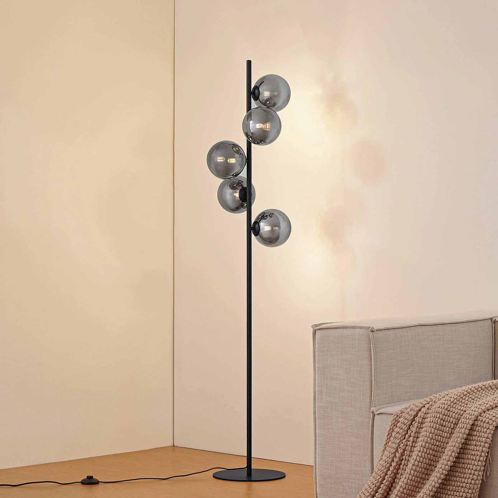 Lindby Stehleuchte Orbelia, schwarz, 5-flammig, Glas günstig online kaufen