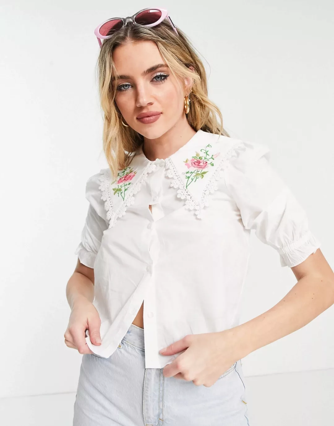 Monki – Rosa – Bluse mit besticktem Kragen in Weiß günstig online kaufen