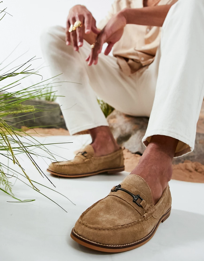 ASOS DESIGN – Loafer aus Wildleder mit Zierschnalle in Stone-Neutral günstig online kaufen