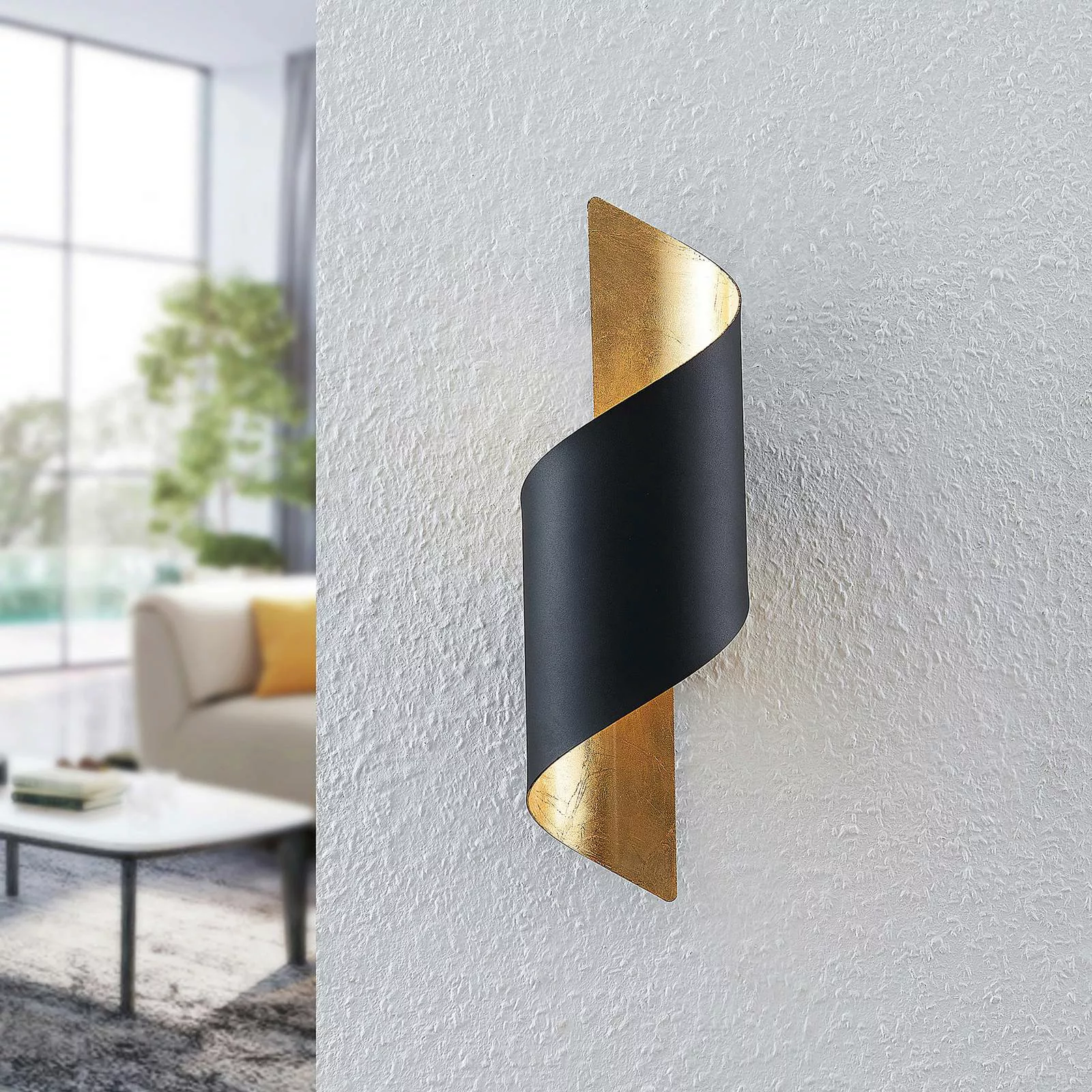 Lindby Chenotara Wandlampe in Schwarz und Gold günstig online kaufen