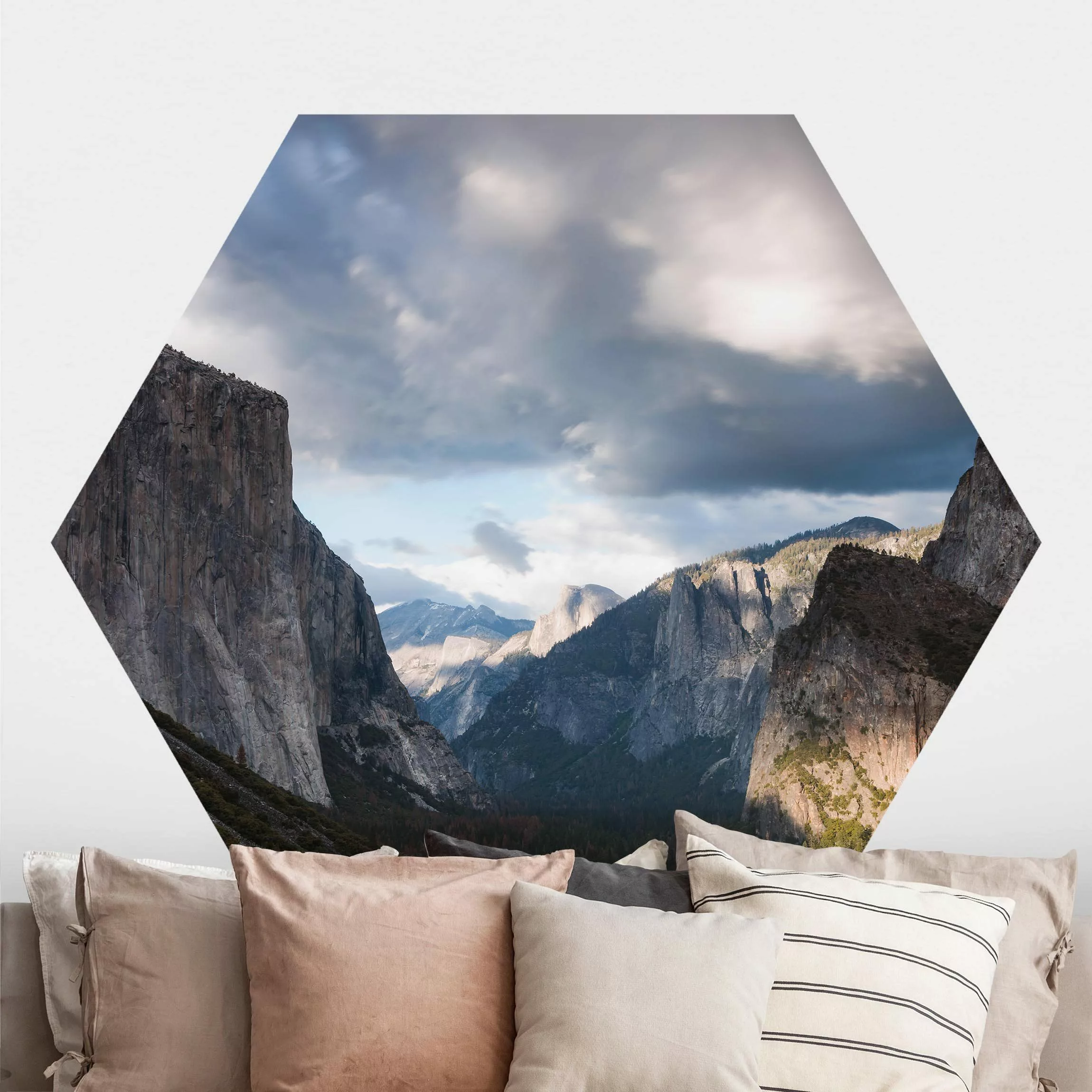 Hexagon Fototapete selbstklebend Wolken über Berglandschaft günstig online kaufen