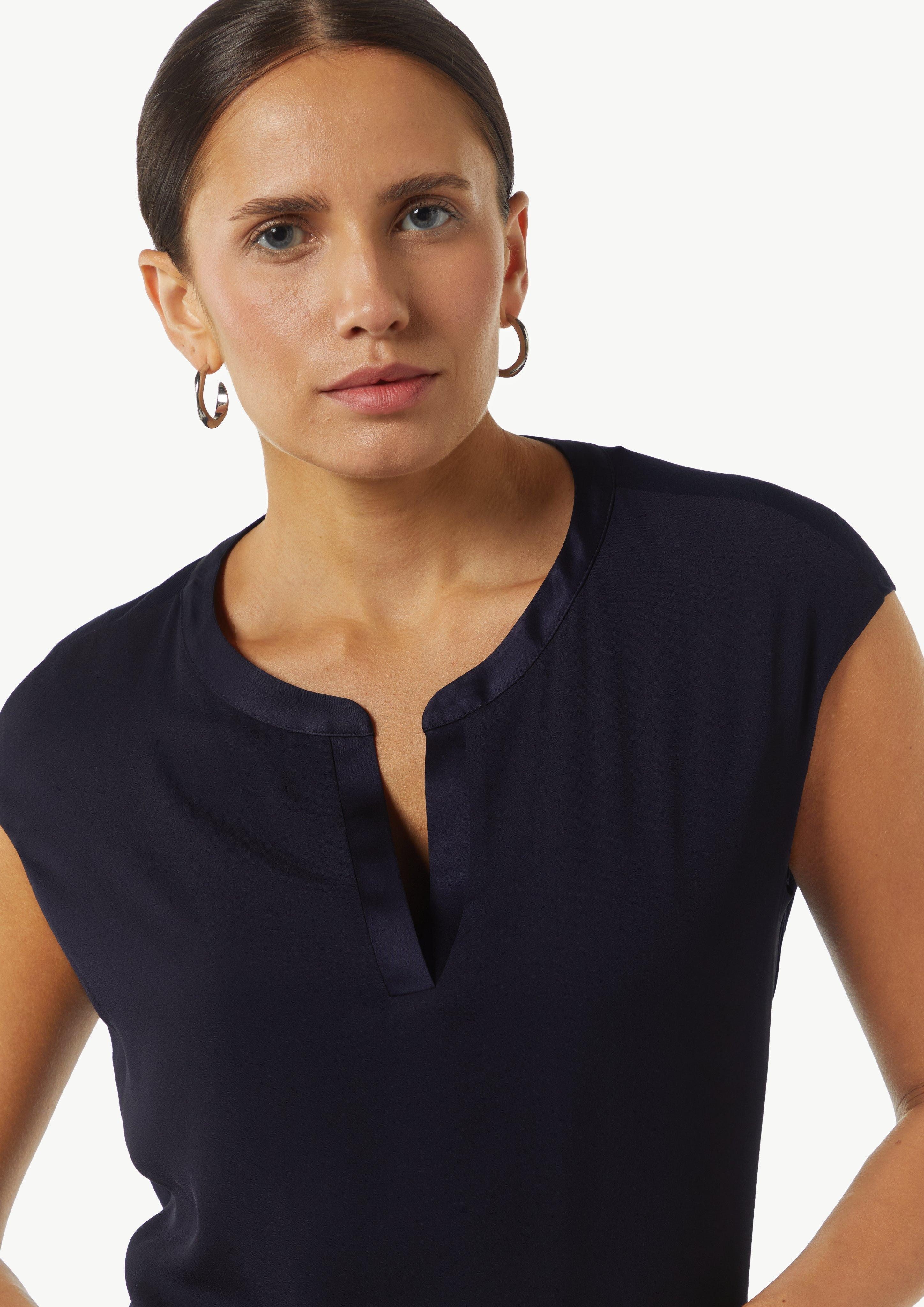 Comma Blusenshirt, mit geschlitztem Rundhals, Satin-Optik günstig online kaufen