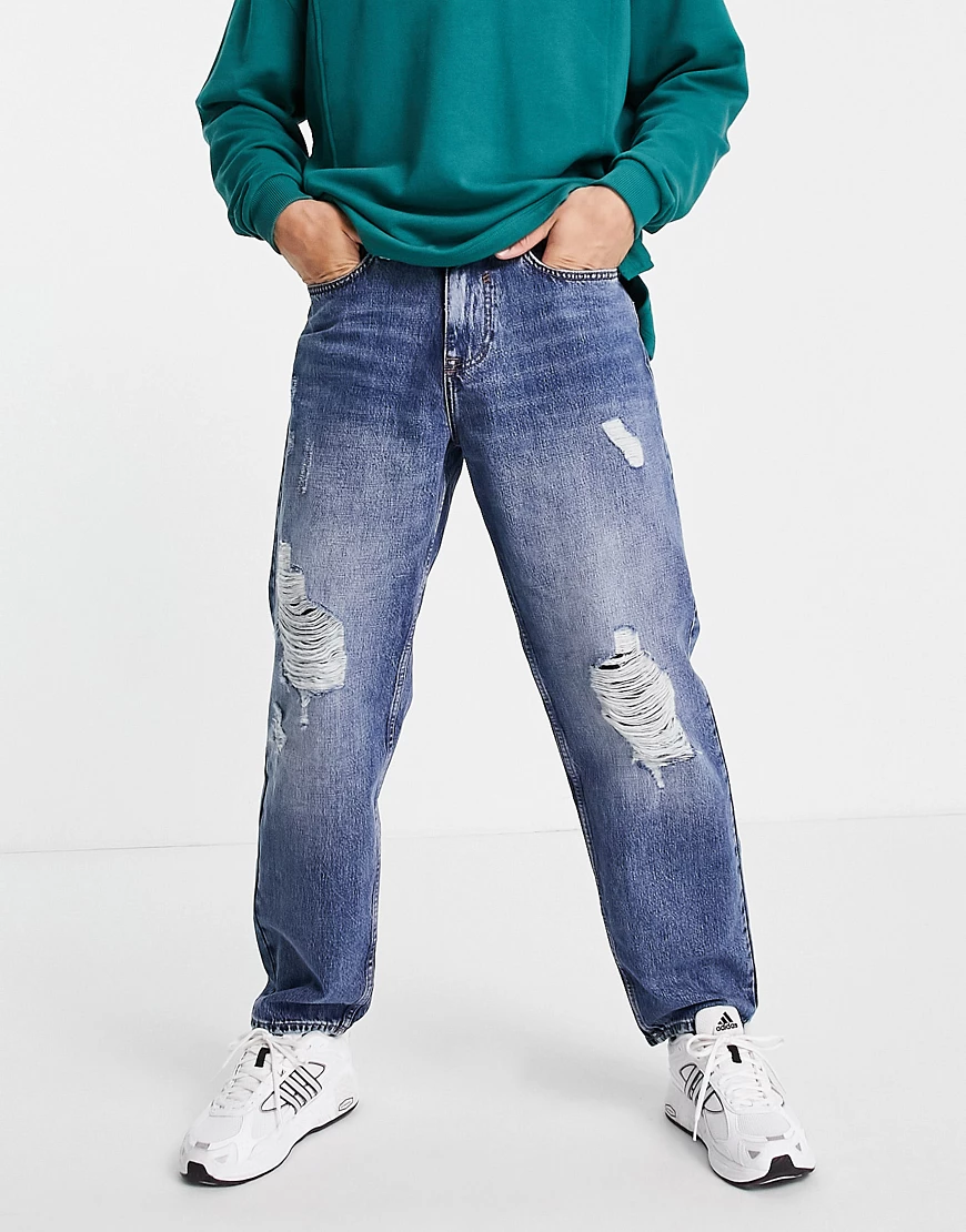 New Look – Weite Jeans im Stil der 90er in blauer Waschung mit Zierrissen günstig online kaufen
