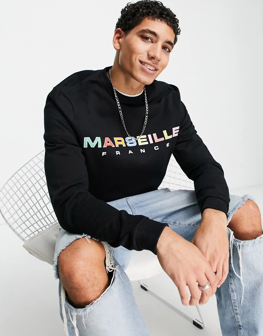 ASOS DESIGN – Sweatshirt in normaler Passform mit großem, bunten Schriftzug günstig online kaufen