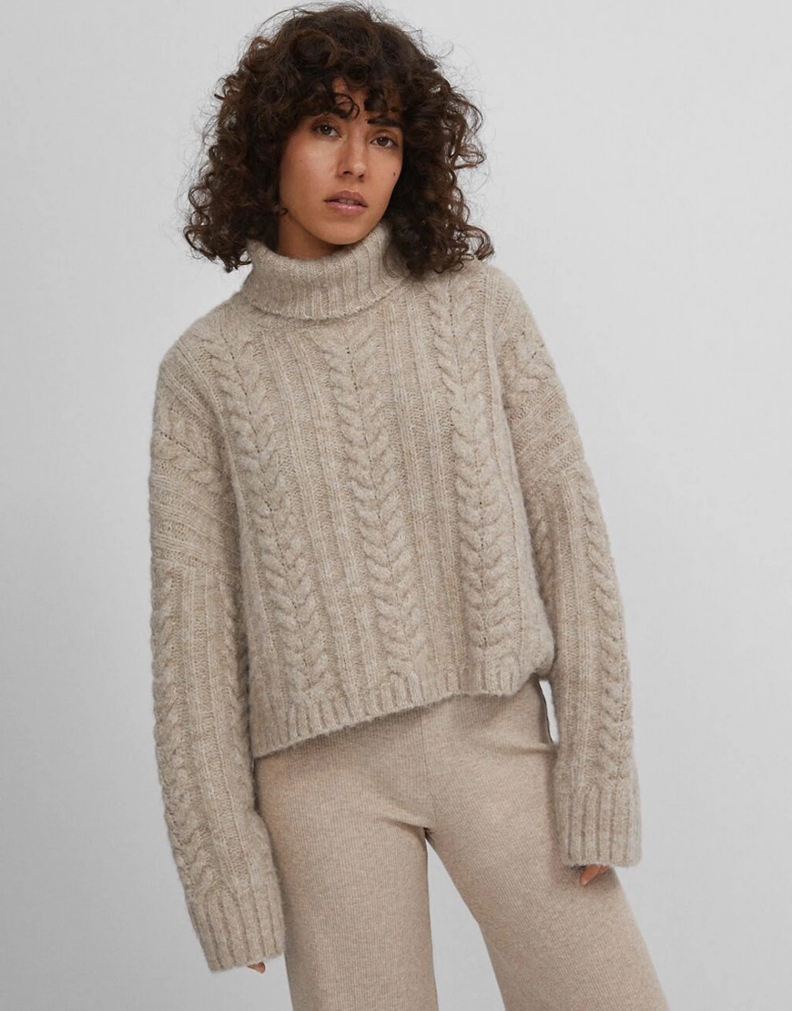 Bershka – Strickpullover in Hellbeige mit Zopfmuster und hohem Kragen aus r günstig online kaufen