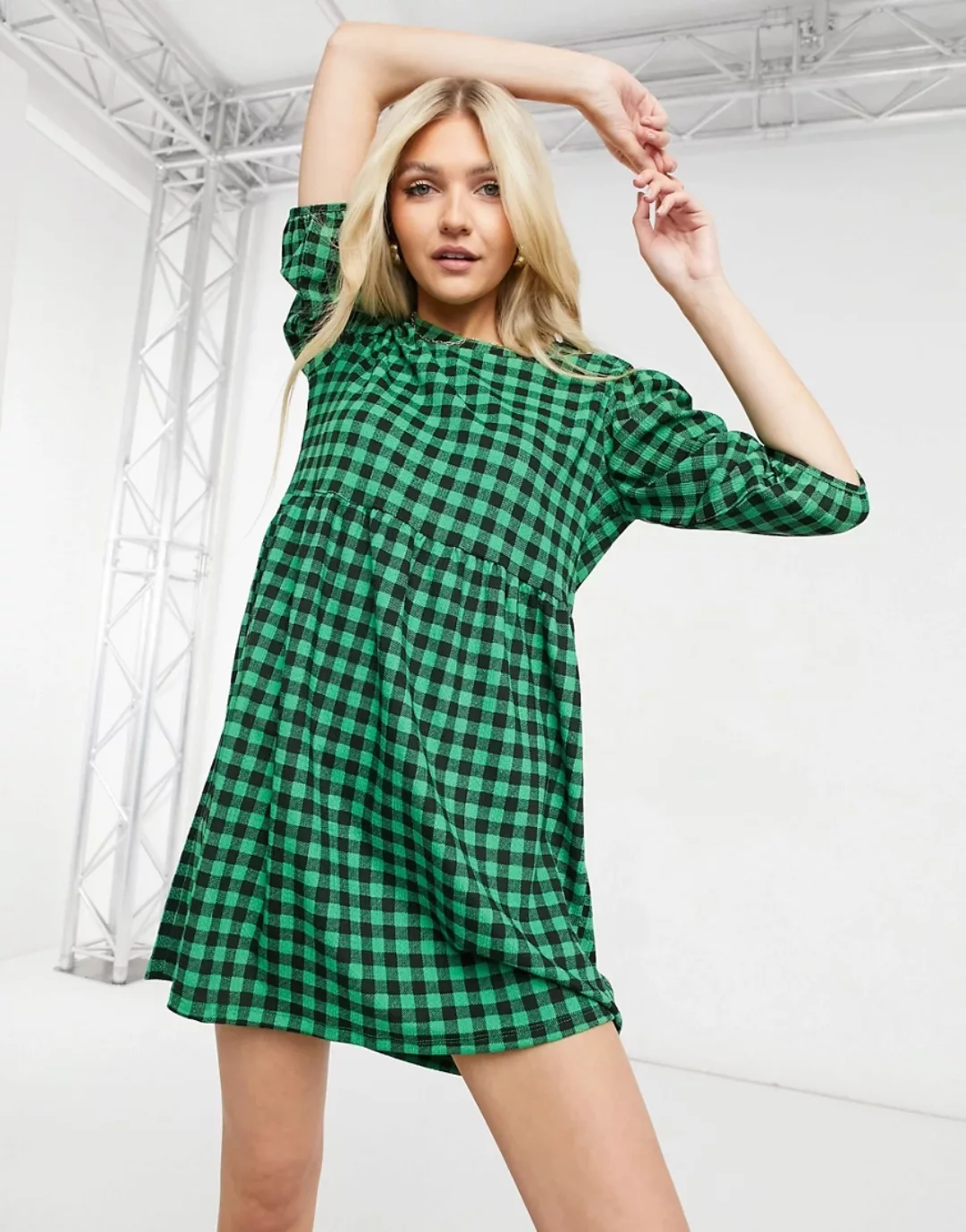 New Look – Kurzes Babydoll-Kleid aus grünem Gingan günstig online kaufen