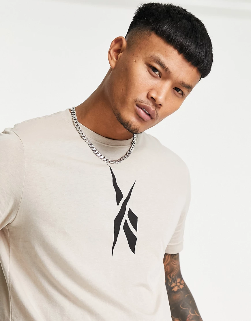 Reebok – T-Shirt in Beige mit großem, mittigem Logo-Neutral günstig online kaufen