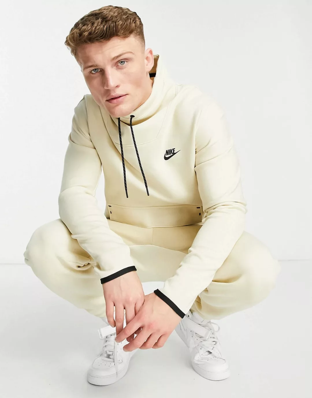 Nike – Tech Fleece – Sweatshirt in Sand mit Stehkragen-Neutral günstig online kaufen