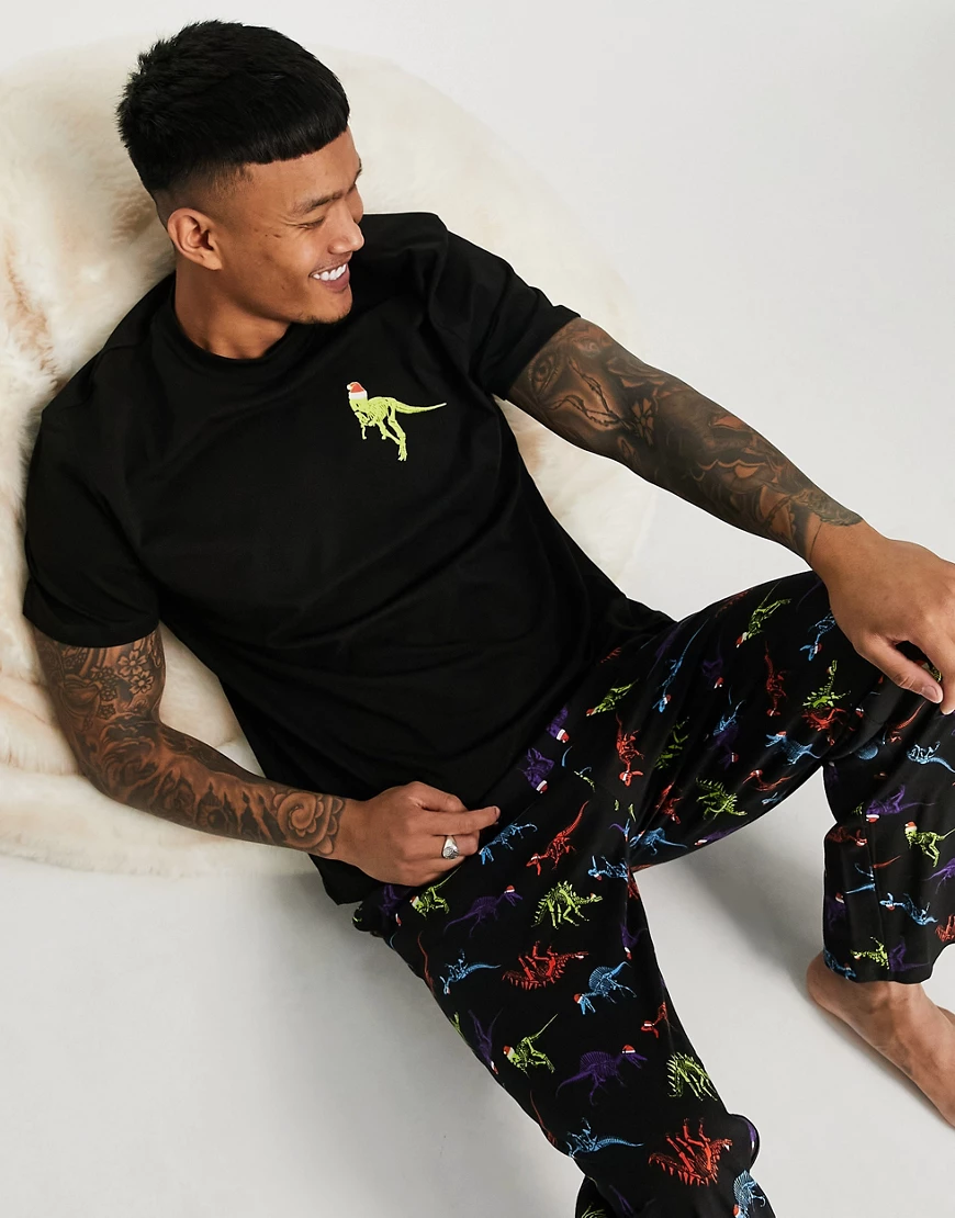 ASOS DESIGN – Weihnachtlicher Pyjama mit Dinosauriermotiv-Schwarz günstig online kaufen