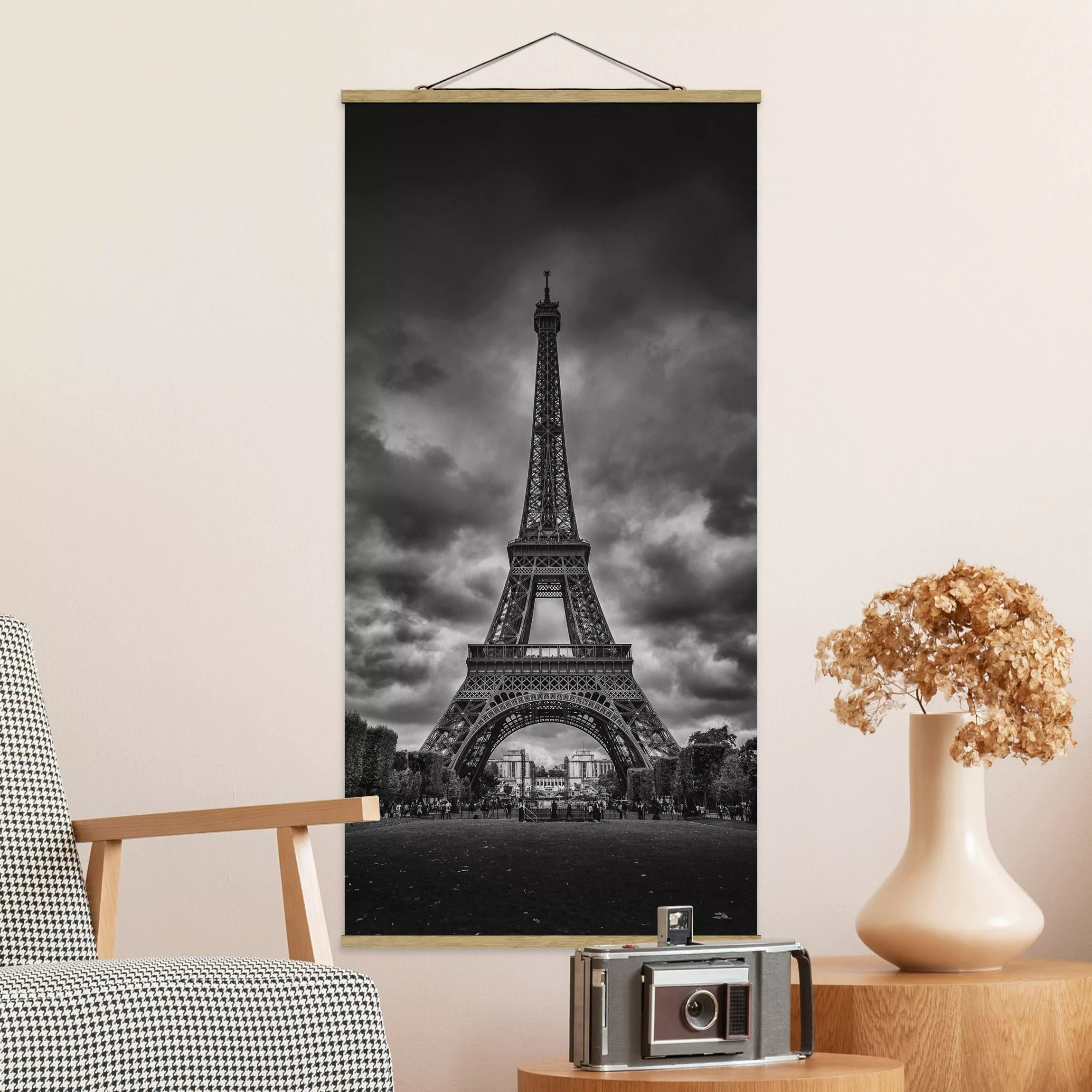 Stoffbild Architektur mit Posterleisten - Hochformat Eiffelturm vor Wolken günstig online kaufen