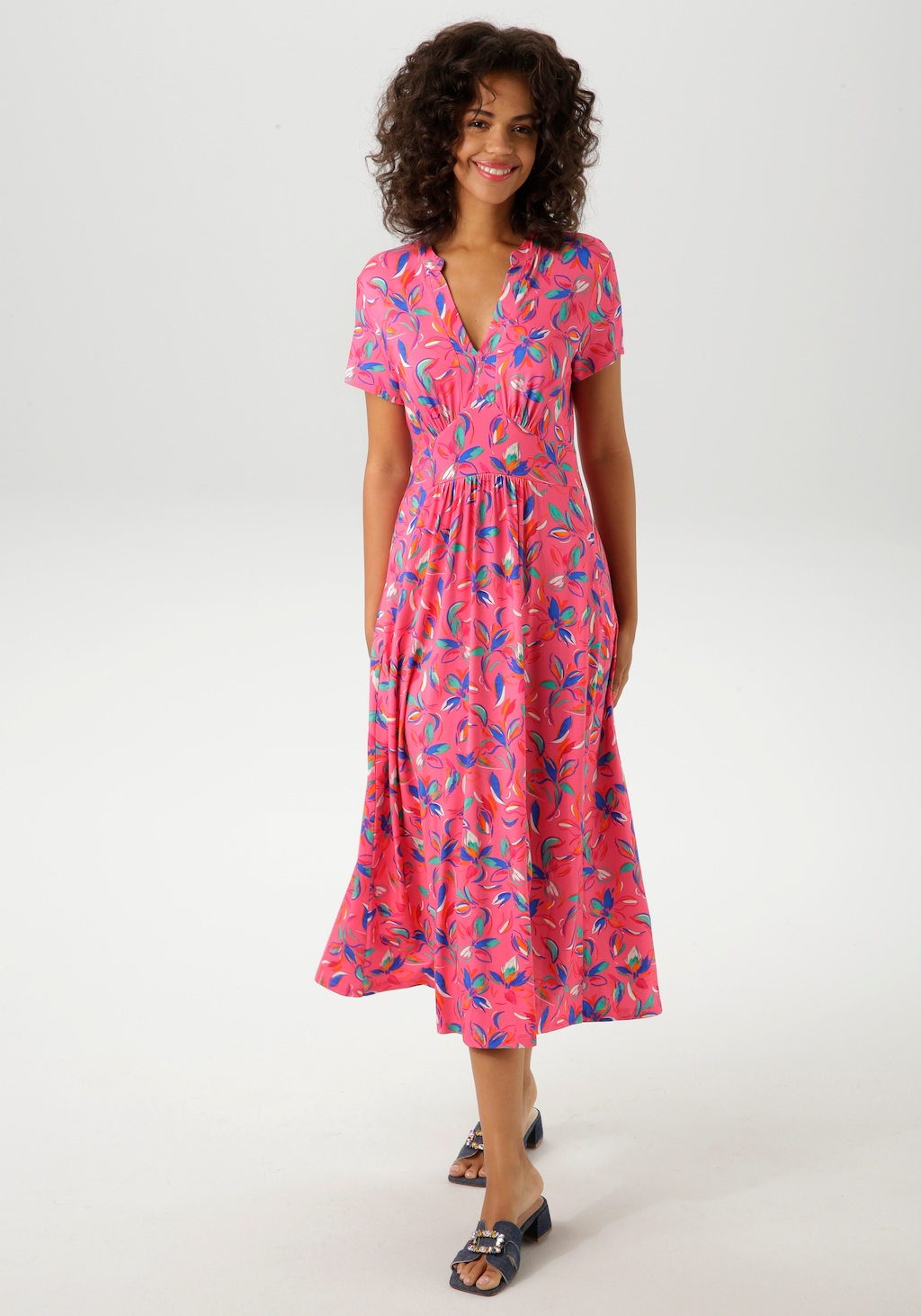 Aniston CASUAL Sommerkleid, mit kunstvollen Blüten und Blättern bedruckt günstig online kaufen