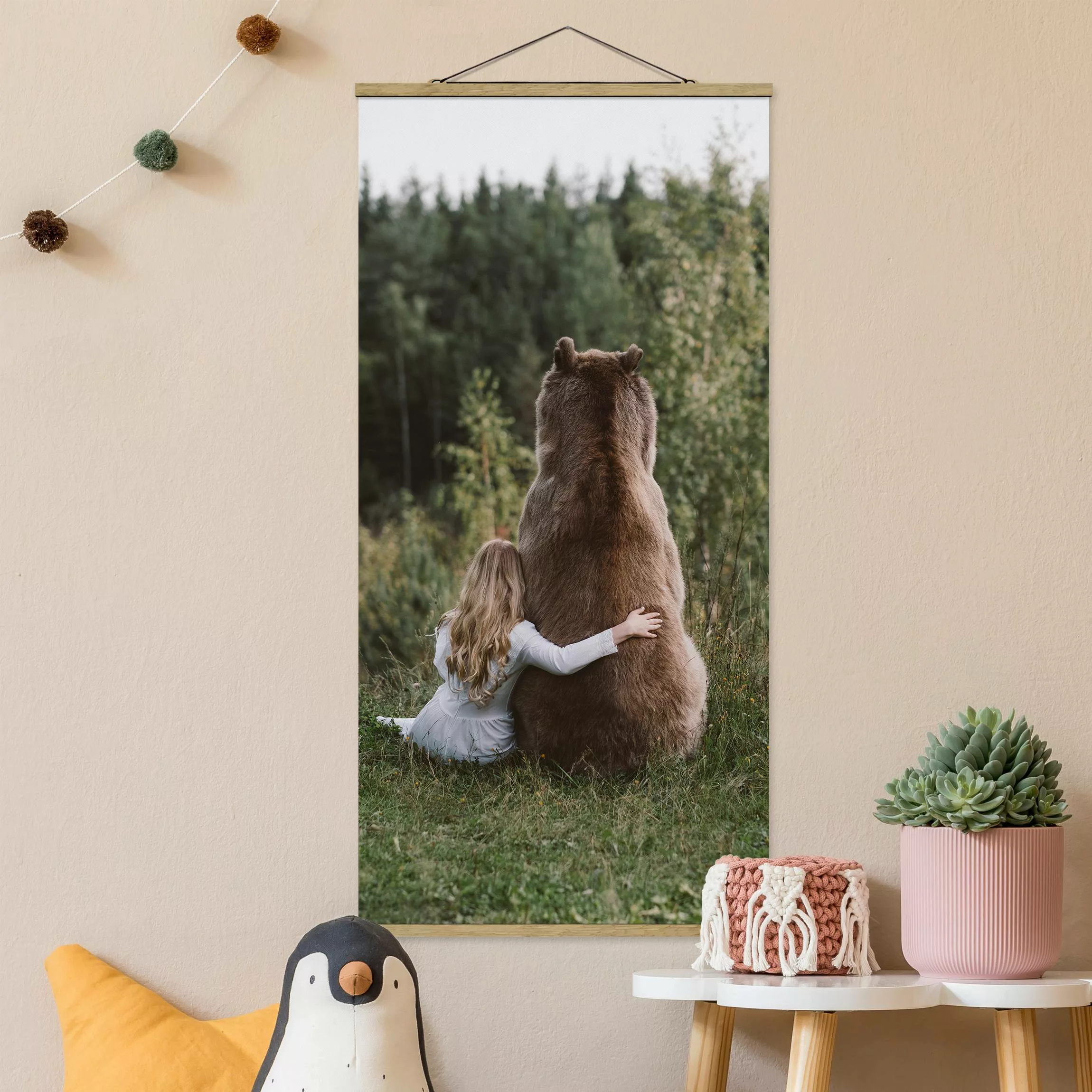 Stoffbild Tiere mit Posterleisten - Hochformat Mädchen mit Braunbär günstig online kaufen