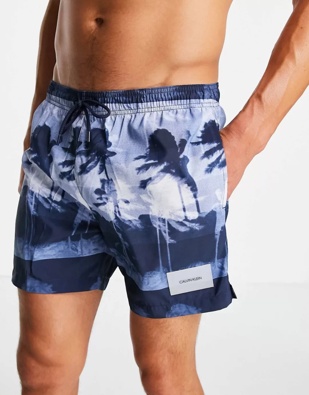 Calvin Klein – Mittellange Badeshorts mit Kordelzug in Hurricane-Blau günstig online kaufen