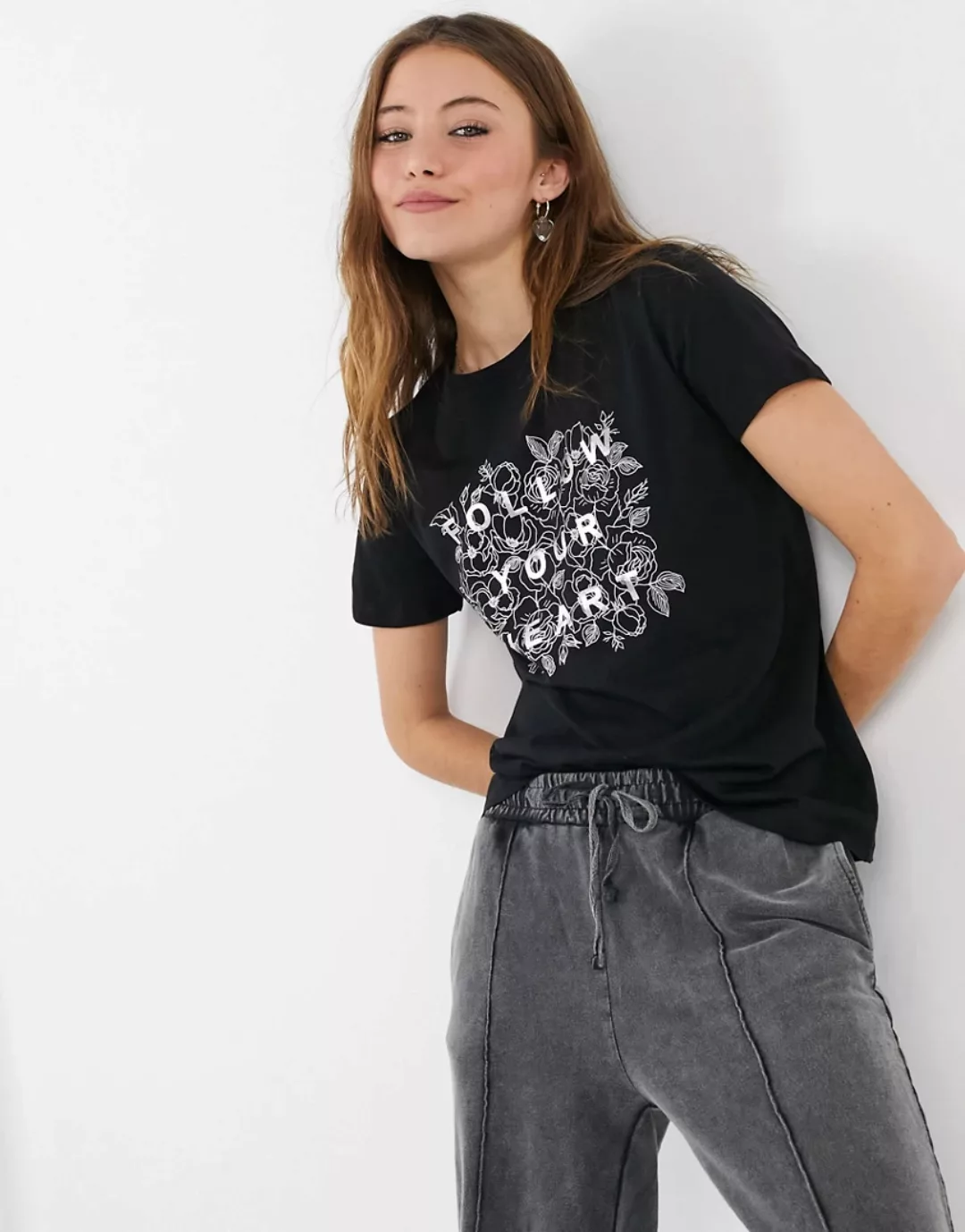 New Look – T-Shirt mit „Follow Your Heart“-Schriftzug und Blumenmotiv in Sc günstig online kaufen