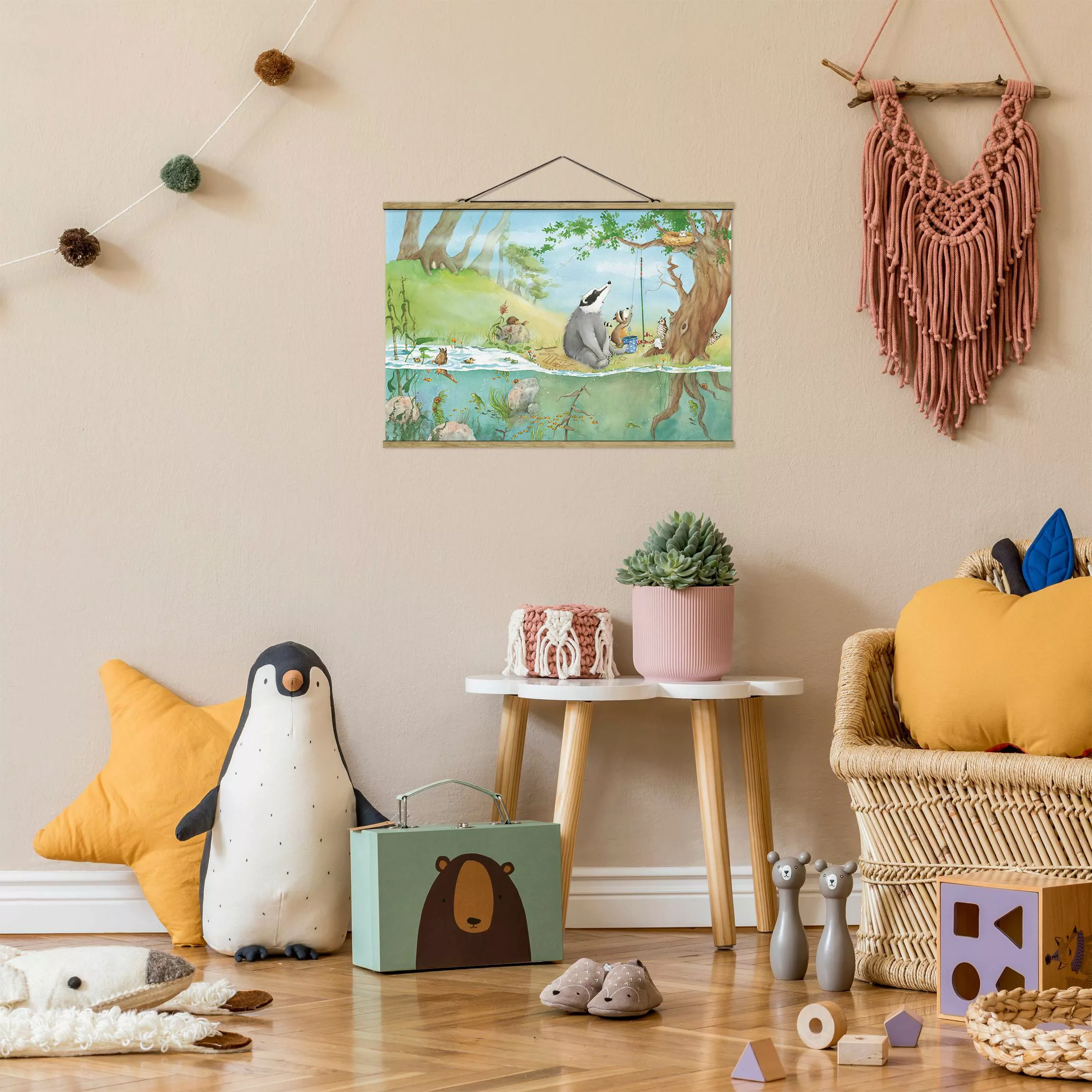Stoffbild Kinderzimmer mit Posterleisten - Querformat Wassili Waschbär - Ei günstig online kaufen