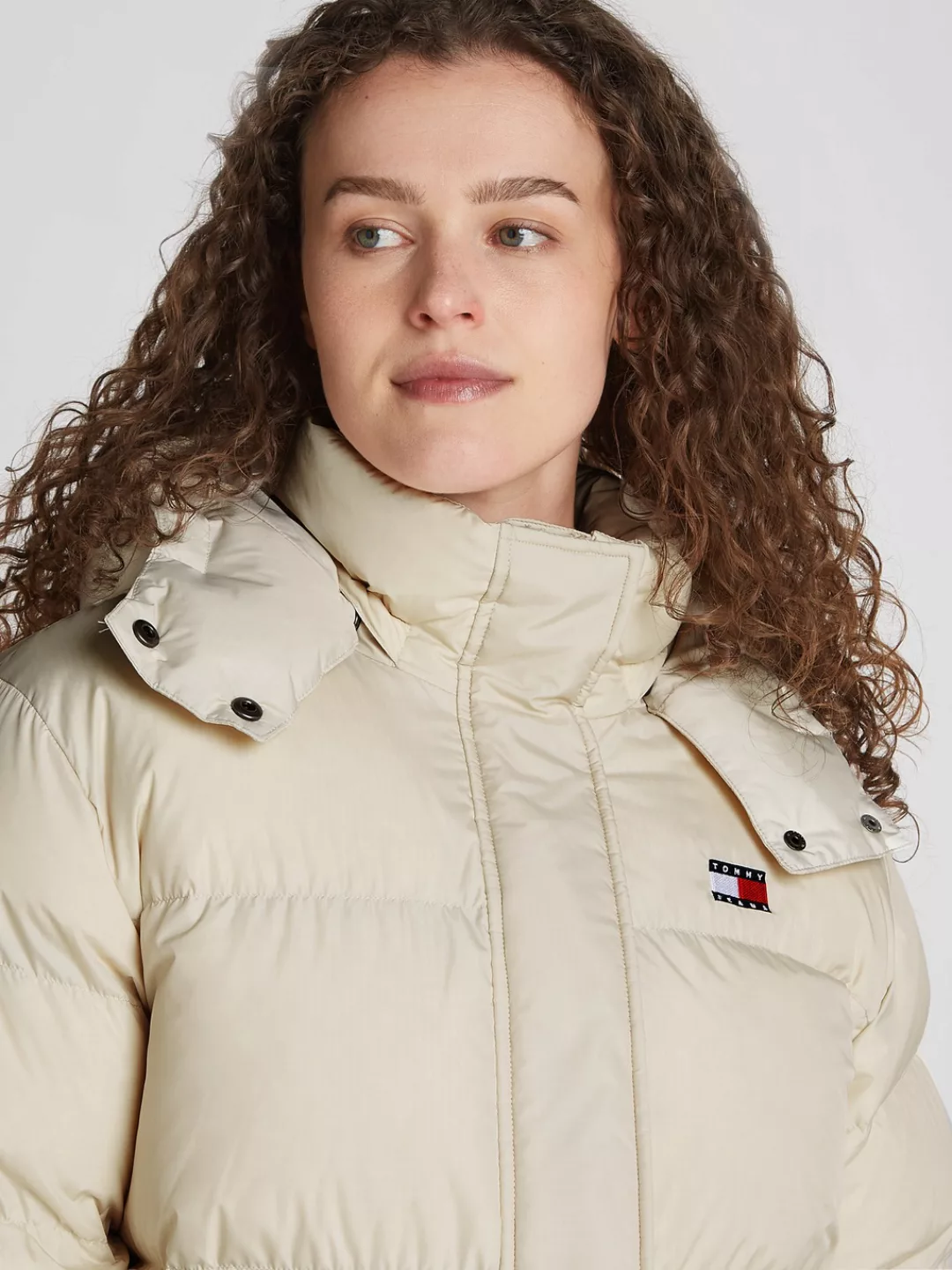 Tommy Jeans Steppmantel TJW ALASKA LONG PUFFER EXT mit Logostickerei günstig online kaufen