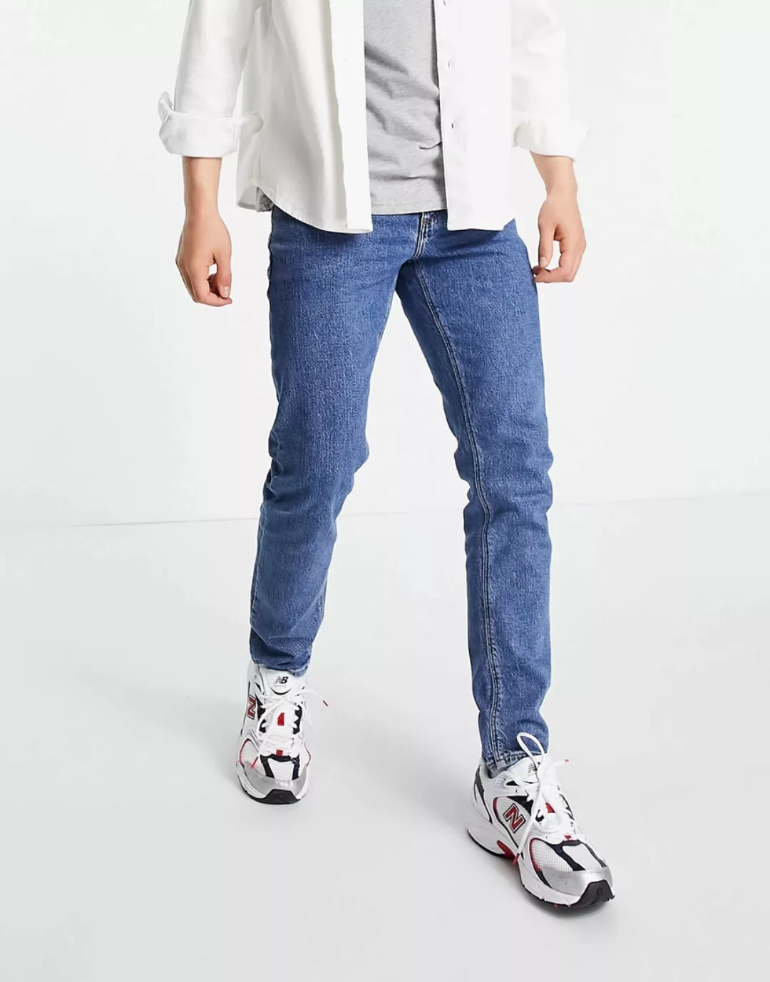 ASOS DESIGN – Schmale Jeans mit Stretchanteil in mittelblauer Vintage-Wasch günstig online kaufen
