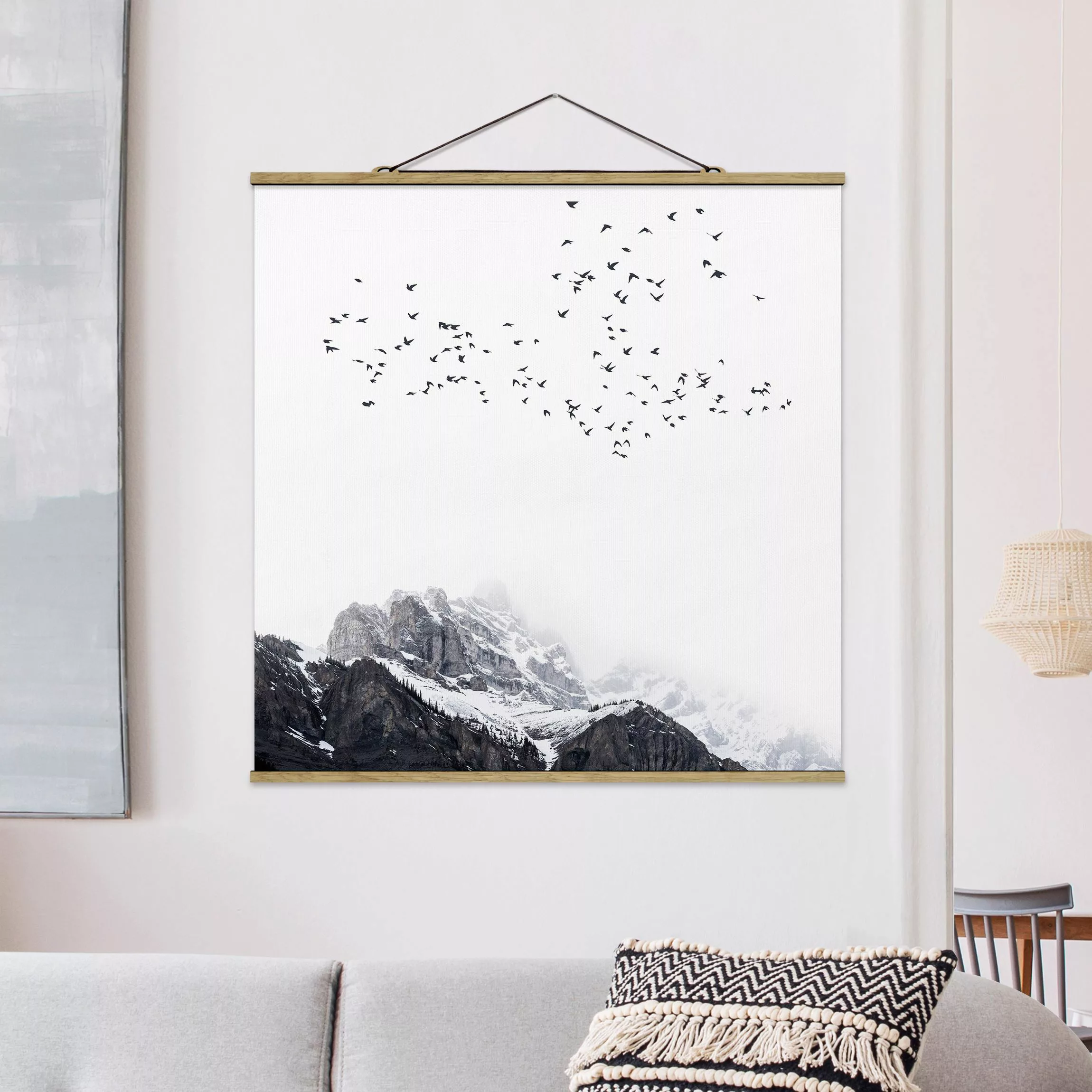Stoffbild mit Posterleisten Vogelschwarm vor Bergen Schwarz Weiß günstig online kaufen