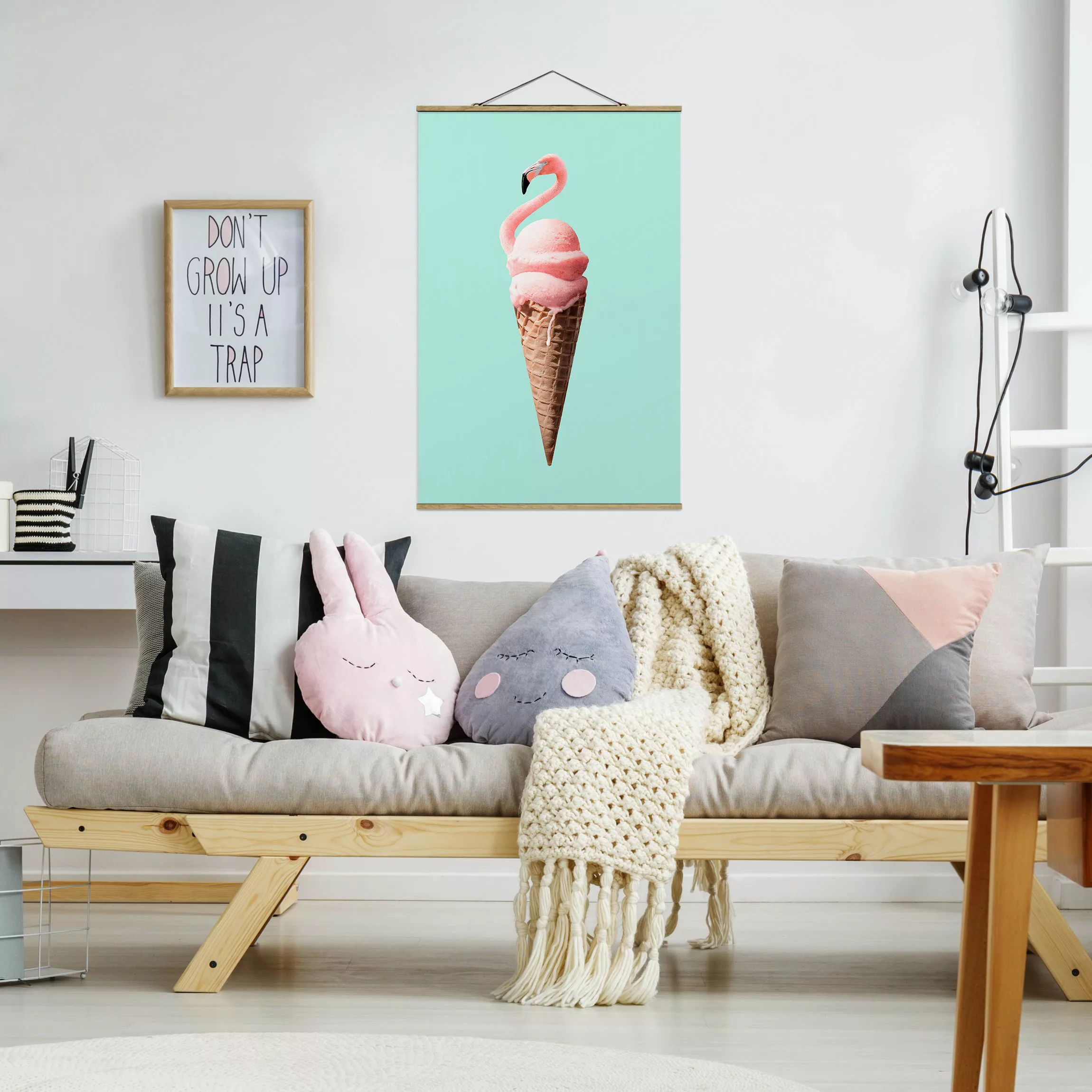 Stoffbild Tiere mit Posterleisten - Hochformat Eis mit Flamingo günstig online kaufen