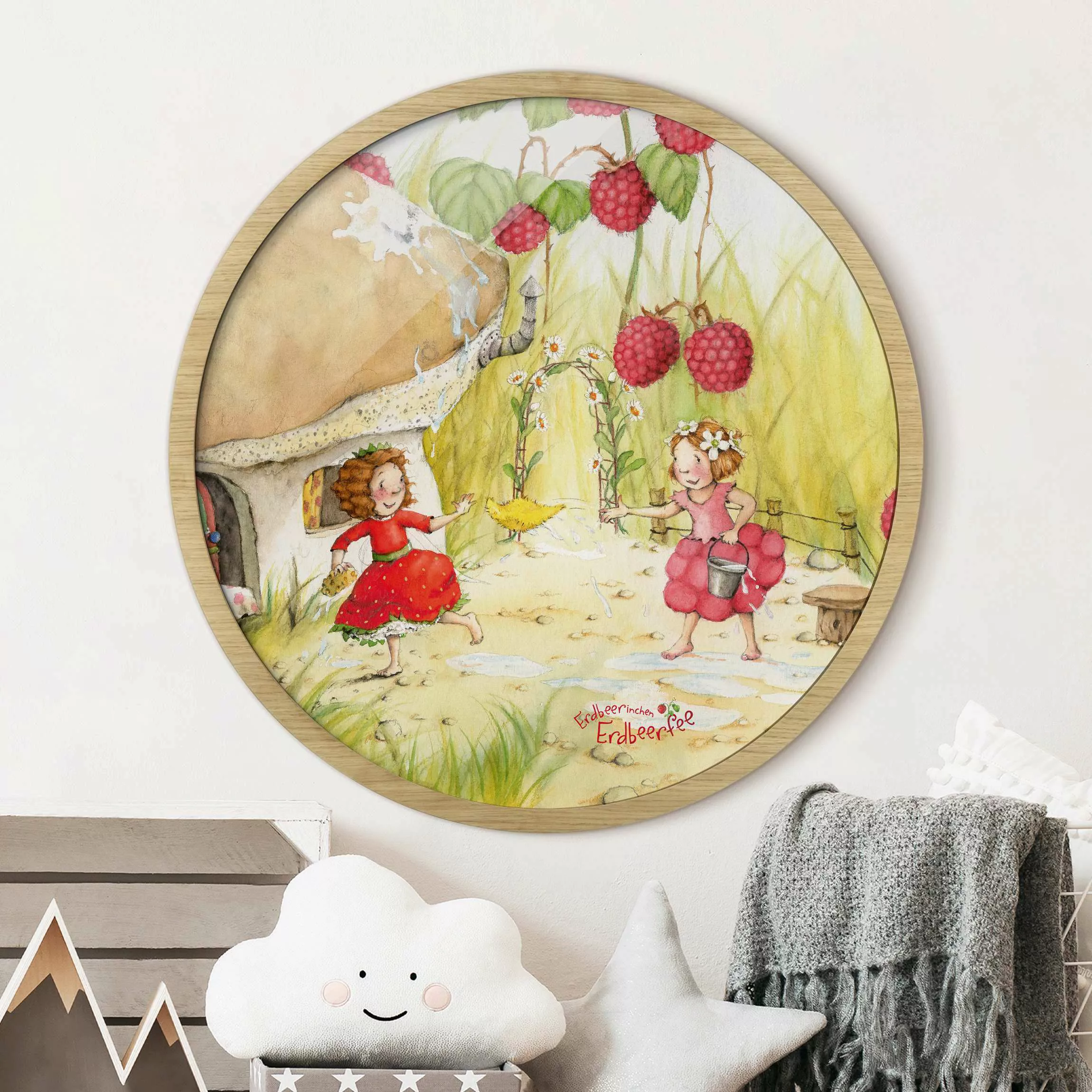 Rundes Gerahmtes Bild Erdbeerinchen Erdbeerfee - Unter dem Himbeerstrauch günstig online kaufen